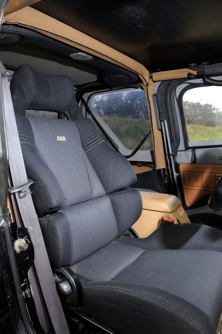 TJ WRANGLER SPRING ROAD シートはホールド性の高いAARバケットを採用している。