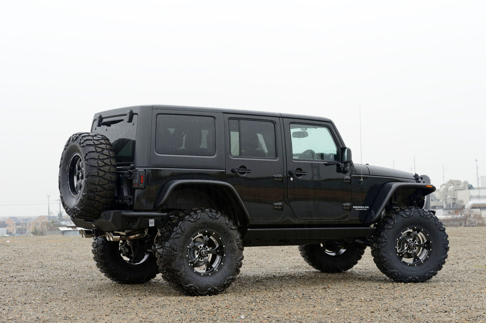 JK WRANGLER UNLIMITED RUBICON STAGE ブラックのボディカラーに合わせ、使用パーツもブラックで統一、独特の迫力を醸し出す。