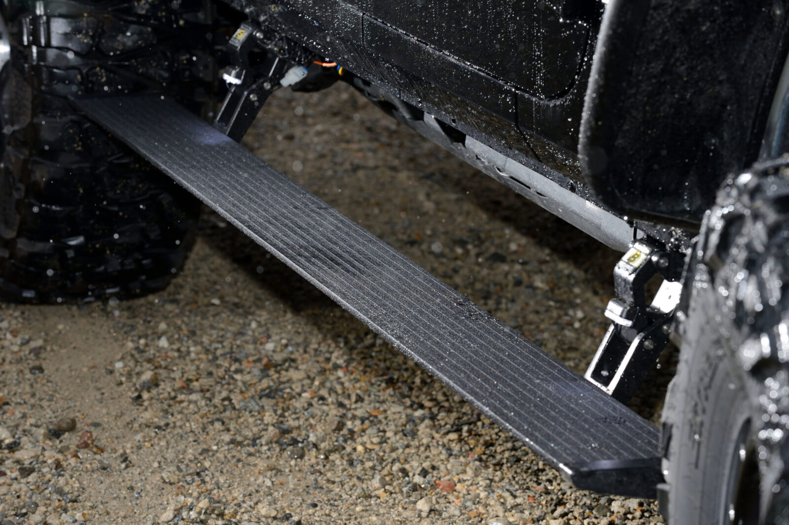 JK WRANGLER UNLIMITED RUBICON STAGE ファミリーユースを考慮し電動ステップに変更。