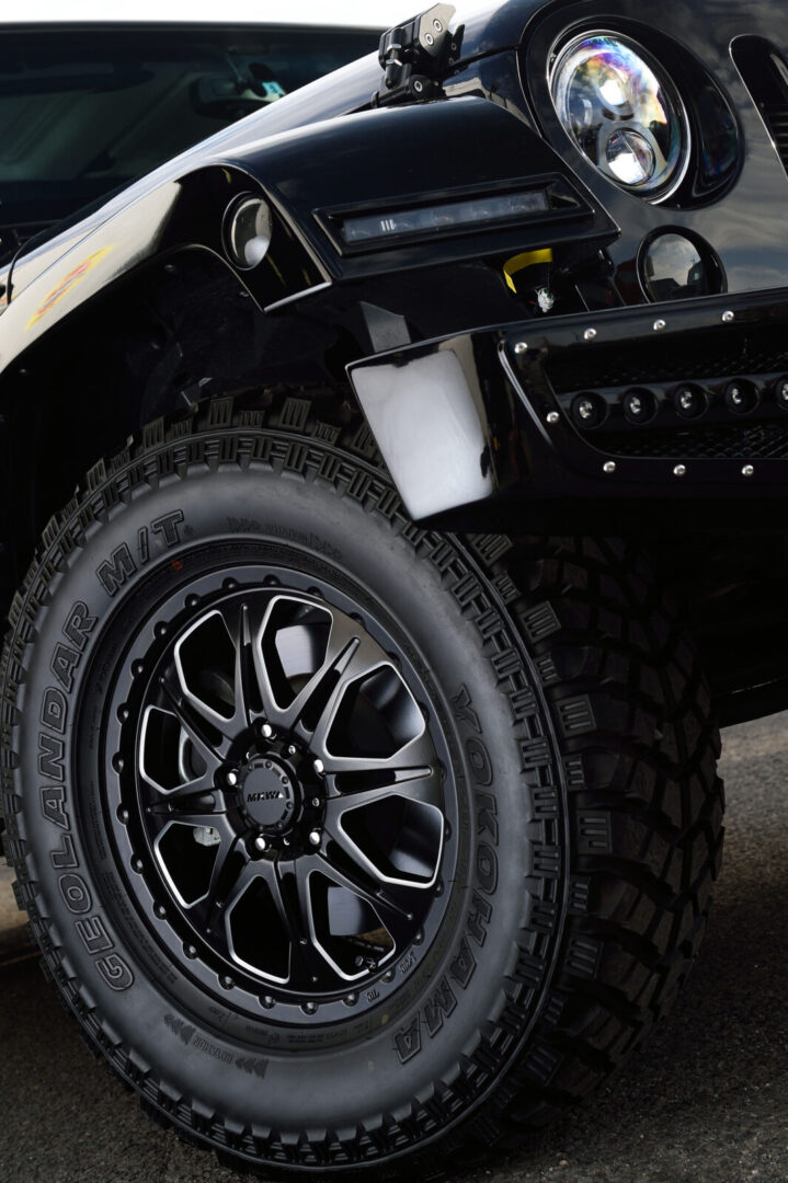 JK WRANGLER UNLIMITED Black Edition AX ホイールはMKW MK-66。力強いデザインながら高級感も漂わせており、足元をぐっと引き締める。カラーは絶妙なツヤ加減を表現したミルドサティンブラックだ。