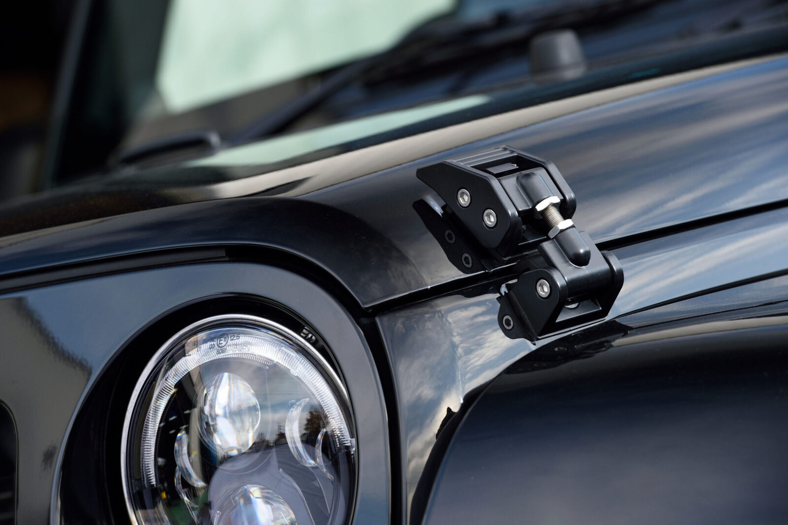 JK WRANGLER UNLIMITED Black Edition AX フードキャッチ(RAGGED RIDGE)を装備することで、ジープらしいワイルドなイメージをも追求している。