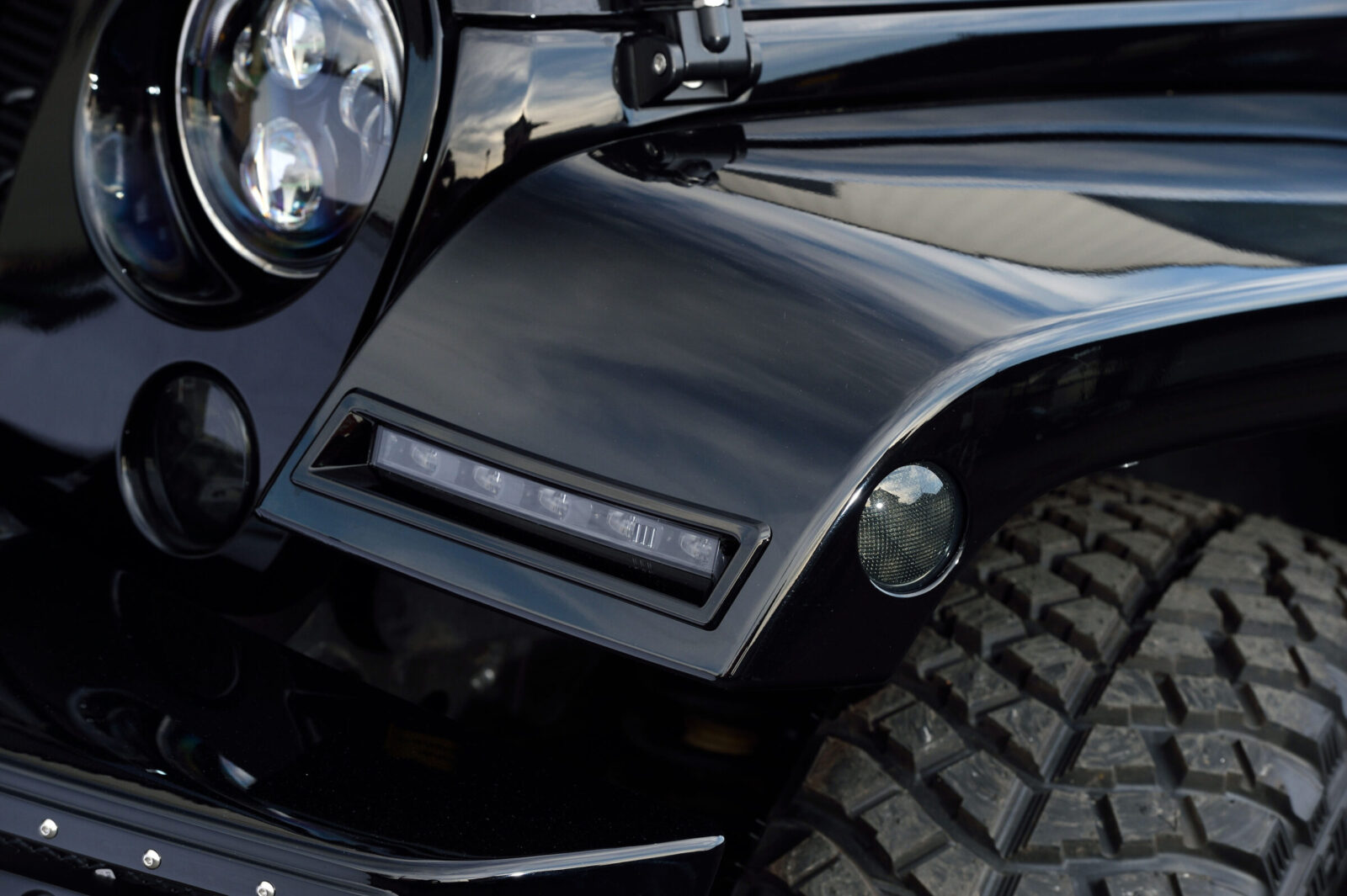 JK WRANGLER UNLIMITED Black Edition AX .LEDフェンダーランプ、LEDサイドマーカーなど、灯火類はすべてLEDとし、その明るさで存在感をアピールする。