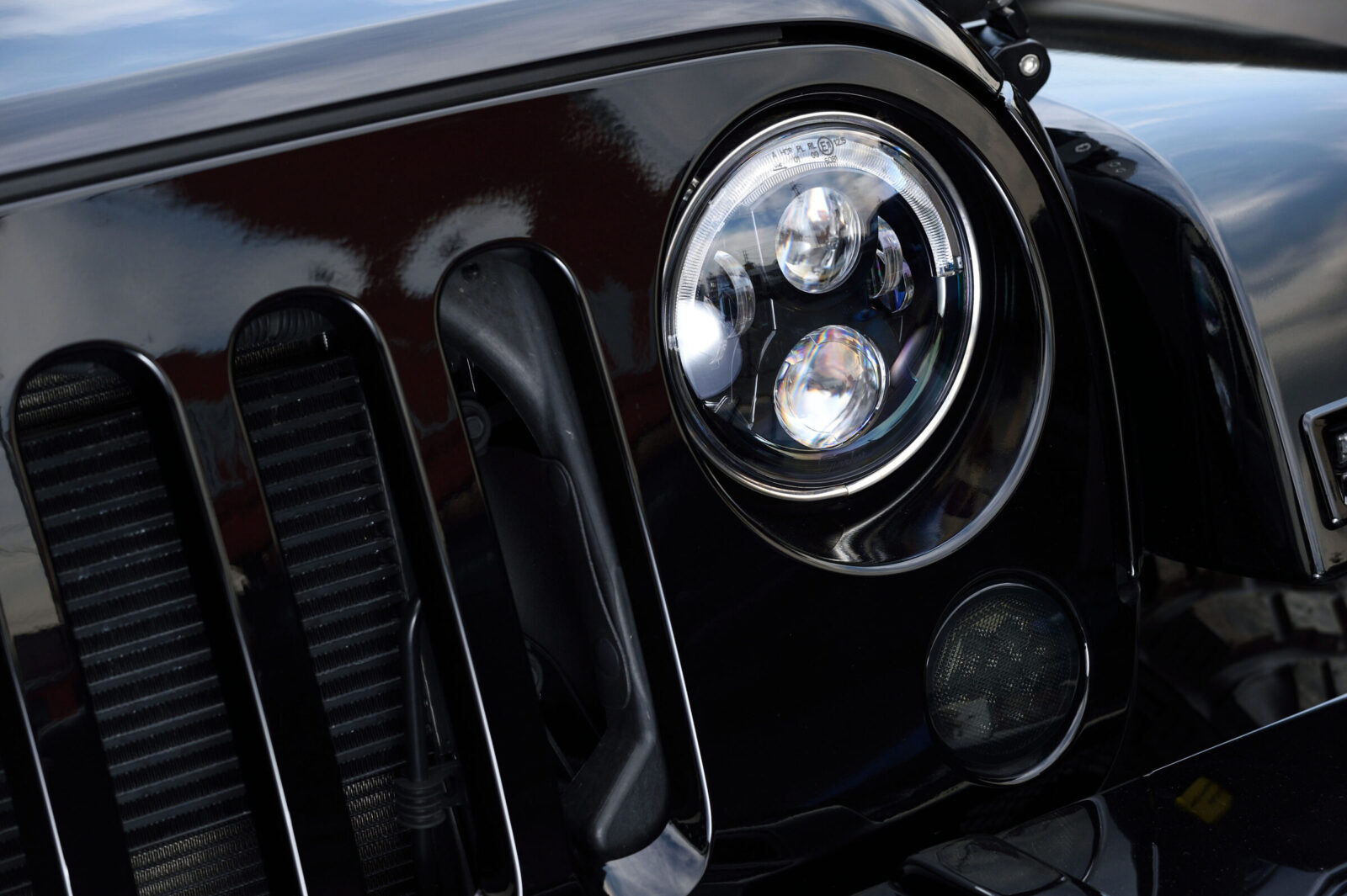 JK WRANGLER UNLIMITED Black Edition AX ブラックベースのLEDヘッドランプ(J.W.SPEAKER)。