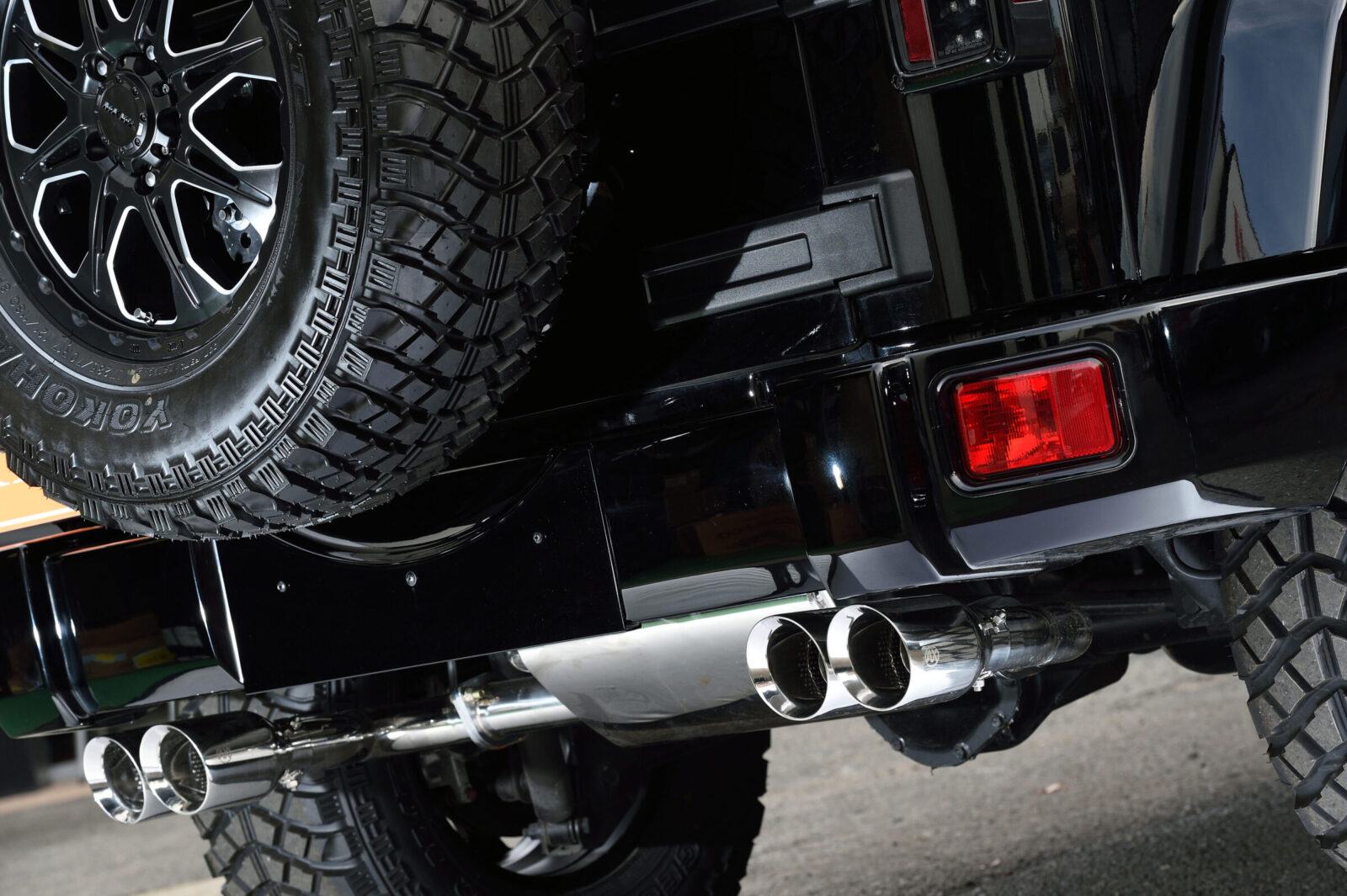 JK WRANGLER UNLIMITED Black Edition AX エンド部をワイド化することで迫力のあるリアビューを作り出すオリジナルエキゾースト。出幅の調整も可能。
