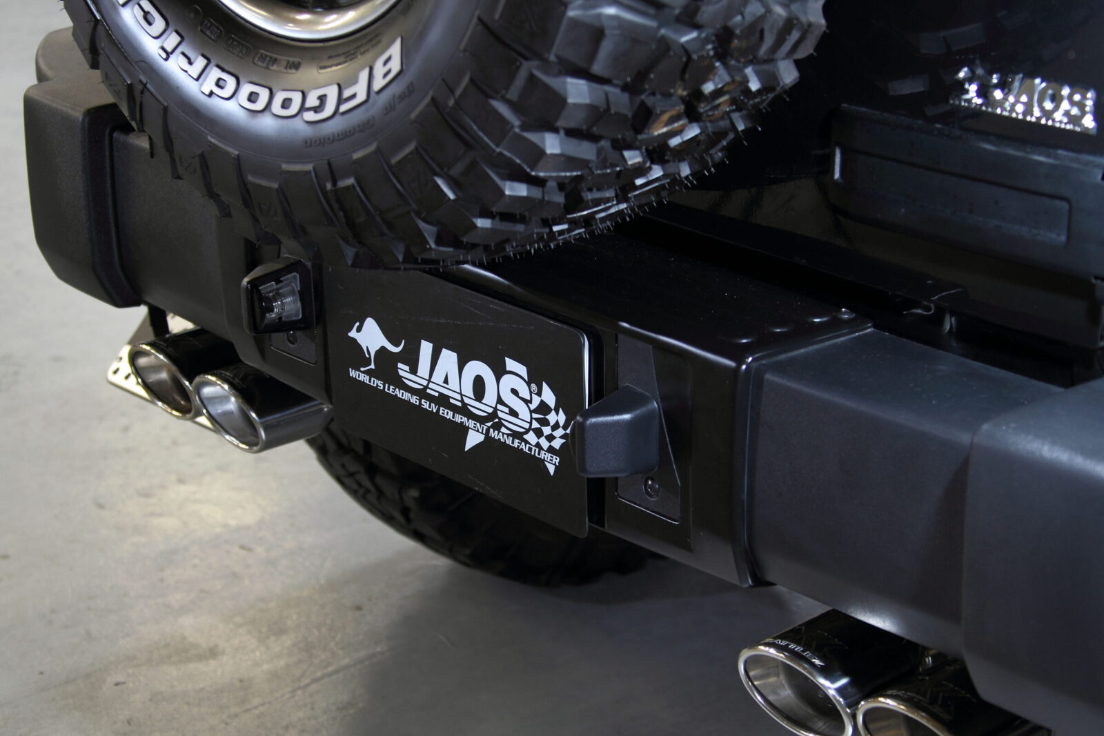 JK WRANGLER UNLIMITED JAOS スペアタイヤ用の切り欠きが不細工なリアバンパーと決別すべく、センター部分にカバーを装着。ナンバープレートまわりもスマートに。