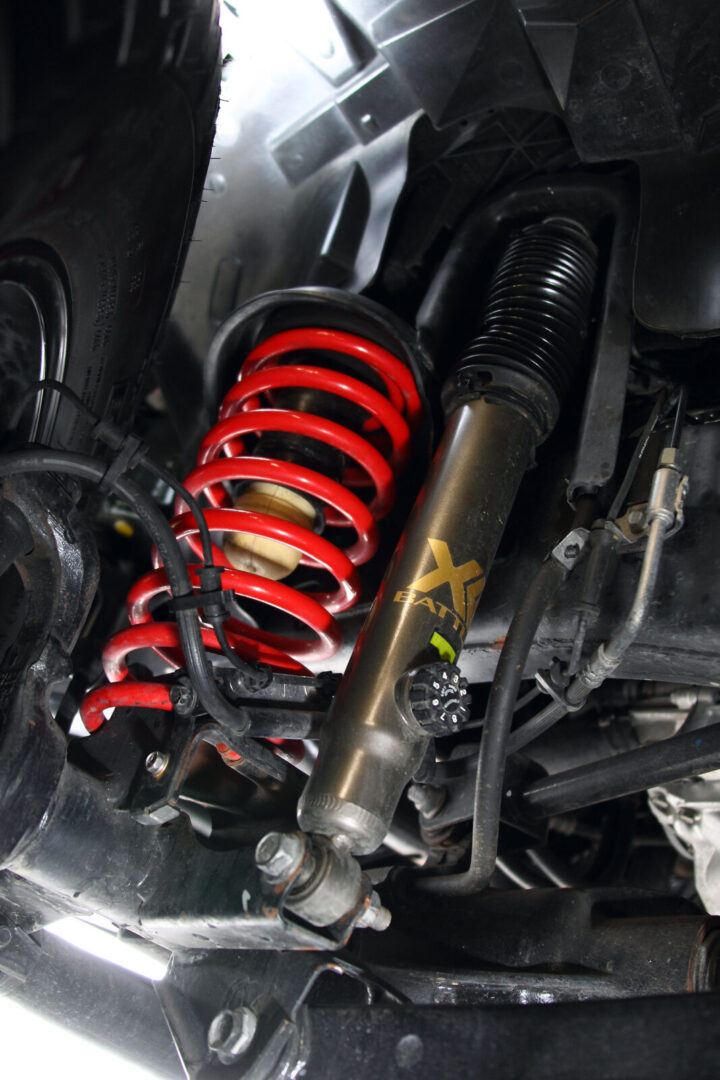 JK WRANGLER UNLIMITED JAOS サスペンションは周波数感応バルブ「ハーモフレック」採用の新型ダンバー導入が大きなトピック。振動を感知して減衰を変更するため乗り心地が向上する。