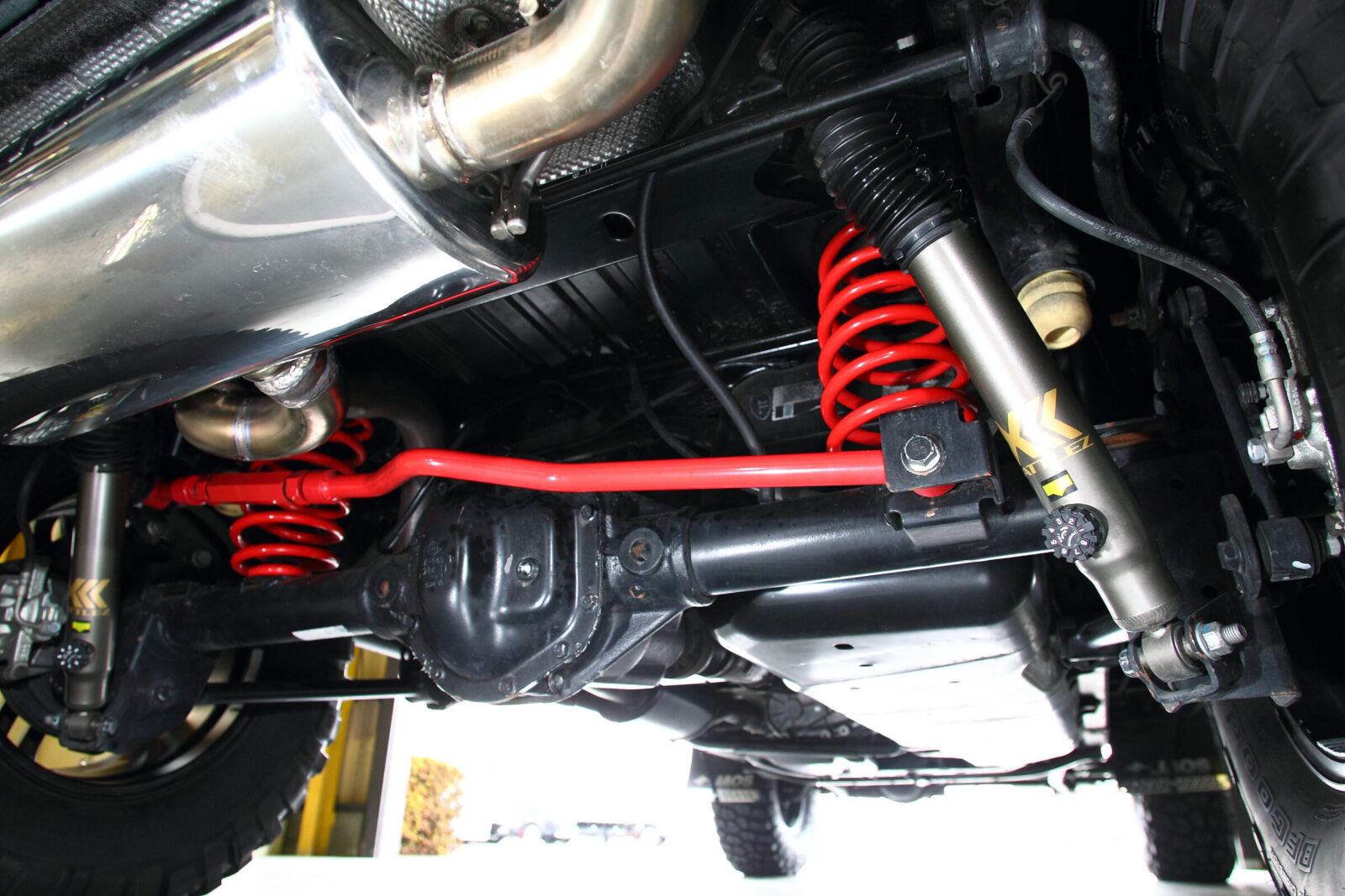 JK WRANGLER UNLIMITED JAOS サスペンションは周波数感応バルブ「ハーモフレック」採用の新型ダンバー導入が大きなトピック。振動を感知して減衰を変更するため乗り心地が向上する。