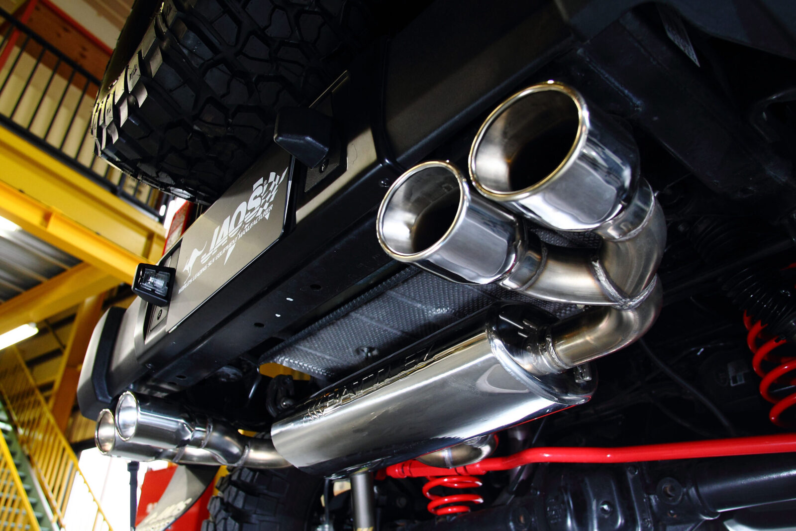 JK WRANGLER UNLIMITED JAOS マフラーは新騒音規制に対応するステンレス製。