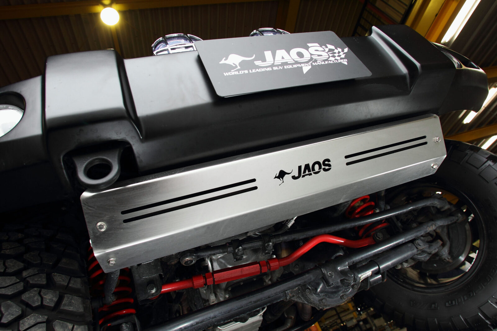 JK WRANGLER UNLIMITED JAOS スキッドプレートはスポーツカウルに合わせた専用デザイン。
