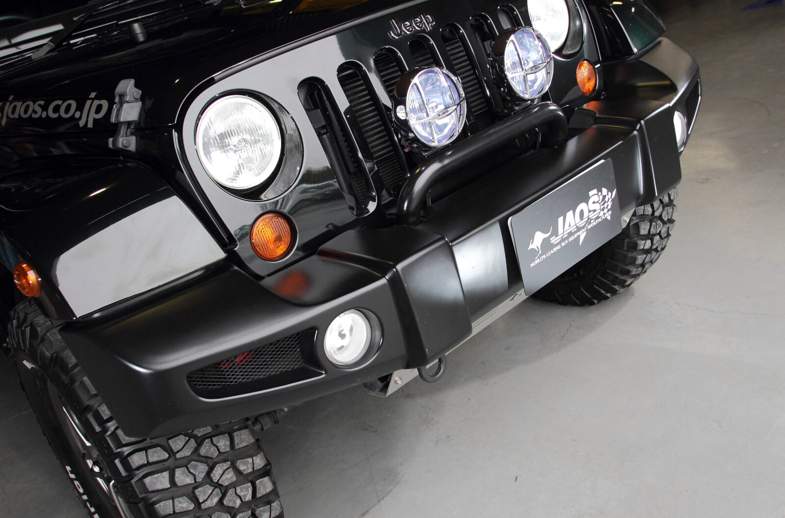 JK WRANGLER UNLIMITED JAOS よくあるデザインに見えてもスポーツカウルは工夫が満載だ。厚みを持たせて密封したモノコック形状は、高強度で泥も堆積しにくい。また、フェンダー前端との間にクリアランスを設けながらも、隙間が見えにくい形状としている。
