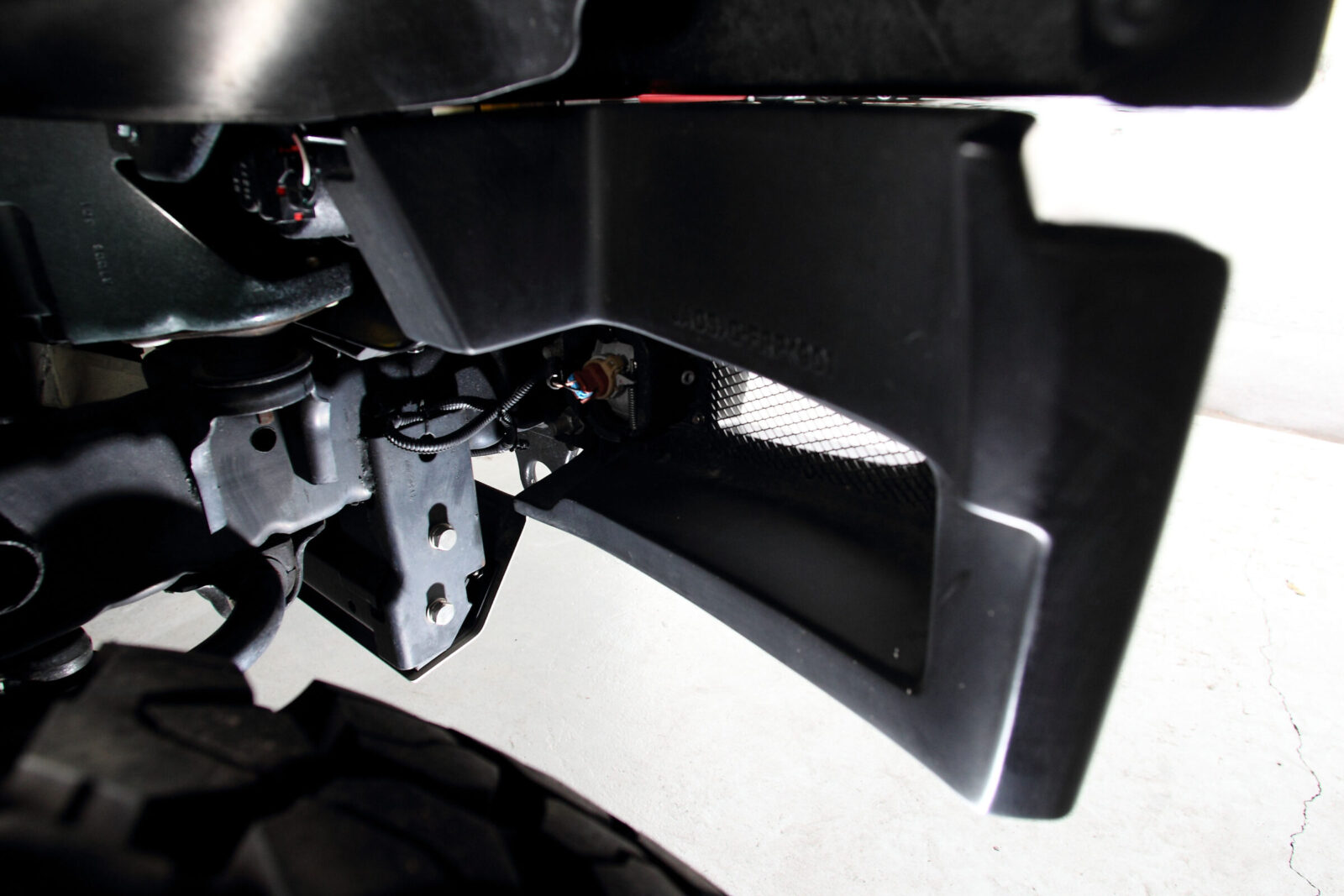 JK WRANGLER UNLIMITED JAOS よくあるデザインに見えてもスポーツカウルは工夫が満載だ。厚みを持たせて密封したモノコック形状は、高強度で泥も堆積しにくい。また、フェンダー前端との間にクリアランスを設けながらも、隙間が見えにくい形状としている。