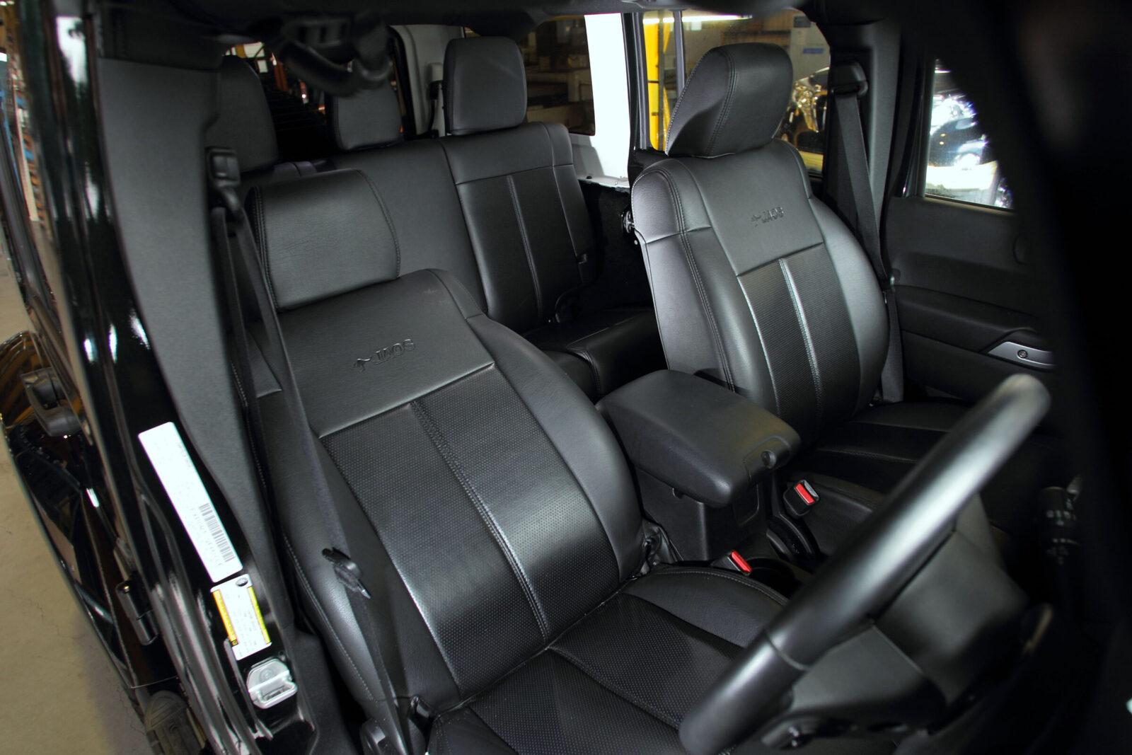 JK WRANGLER UNLIMITED JAOS PCV素材のシートカバーはディンプル加工を施すなどハイクオリティな出来映え。