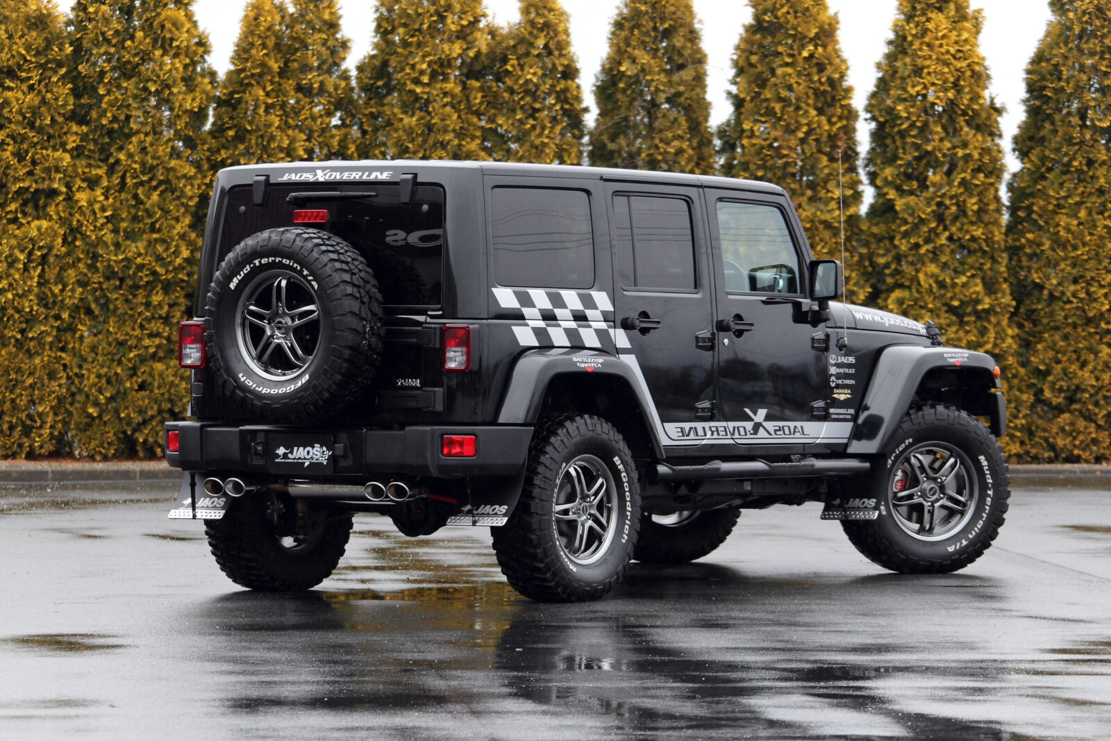 JK WRANGLER UNLIMITED JAOS アライメント変化が許容範囲内に収まる2インチ程度のリフト量は、ジャオス式サスペンションチューンの基本。見た目も走りも安定感が損なわれていない。スペアタイヤ位置は上方へ移設してある。