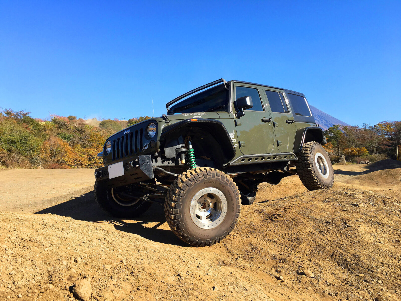 JK WRANGLER UNLIMITED QUADRUPED 圧倒的なストローク量がもたらす足回りの柔軟な動きは「これぞオフロードマシン」と表現するにふさわしい出来映え。これだけよく動く一方でオンロードでの不安定さがないのも凄い。