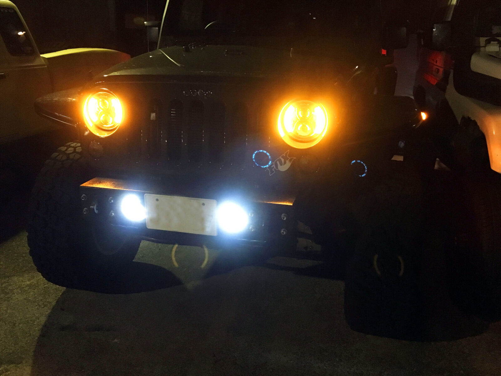 JK WRANGLER UNLIMITED QUADRUPED .夜間はこのように光る。すべてLEDを採用したクリアさが漆黒の闇でも安全な視界を確保。