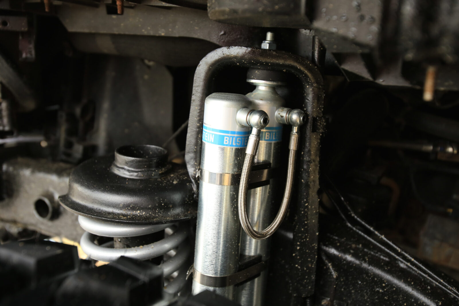 JK WRANGLER UNLIMITED CRD GRAVEL AUTO SERVICE 組み合わせるショックアブソーバーはリザーバータンクによって余裕ある容量を確保したビルシュタイン。こちらもコイルスプリング同様に高性能ながら存在を主張しないカラーが施されている。