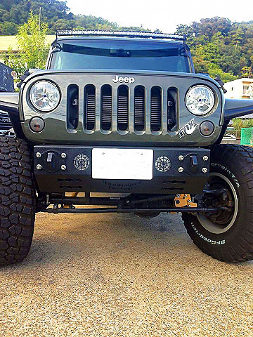JK WRANGLER UNLIMITED QUADRUPED クアドロックバンパーは頑丈なスチール製でありながら、補助ランプ組み込みOKというスタイリッシュな仕上がり。シンプルなデザインも見逃せない。