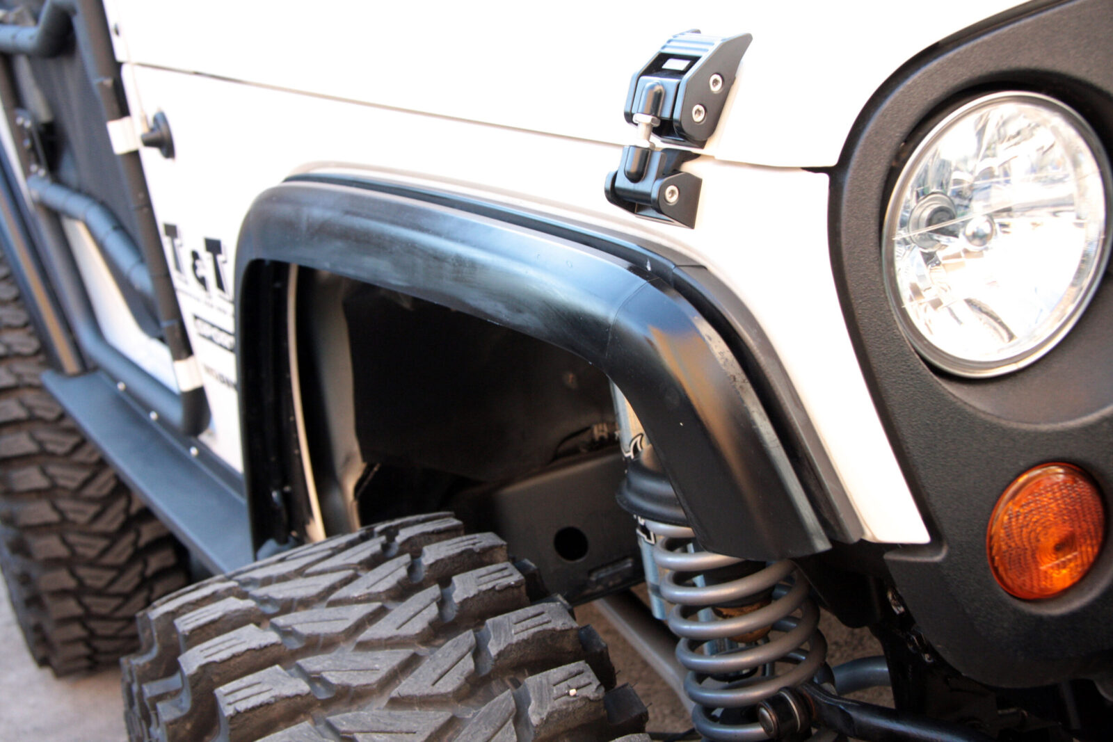 JK WRANGLER & TJ WRANGLER T&T フェンダーは取り外し式。さらにフェンダーアーチをカットしてタイヤを逃がしている。