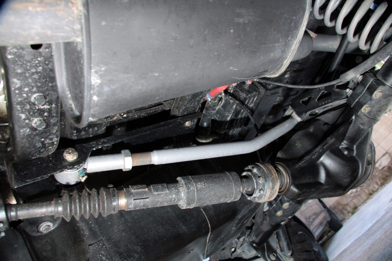 JK WRANGLER & TJ WRANGLER T&T WK GRAND CHEROKEE TIGER AUTO 「フードアップリケ」という純正オプションデカールはスポーティな印象を与える。 作動性を重視してリアサスは3リンク化。
