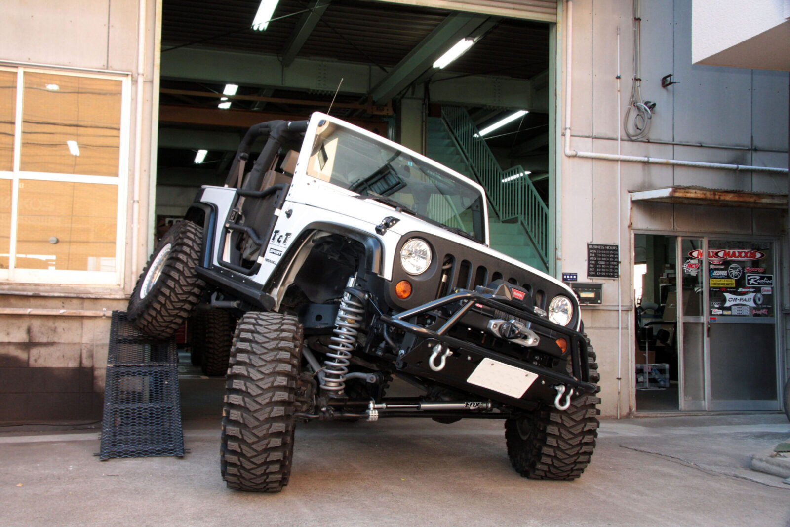 JK WRANGLER & TJ WRANGLER T&T ねじれに対しても限界まで足を伸ばすことができる細やかなサスセッティング。