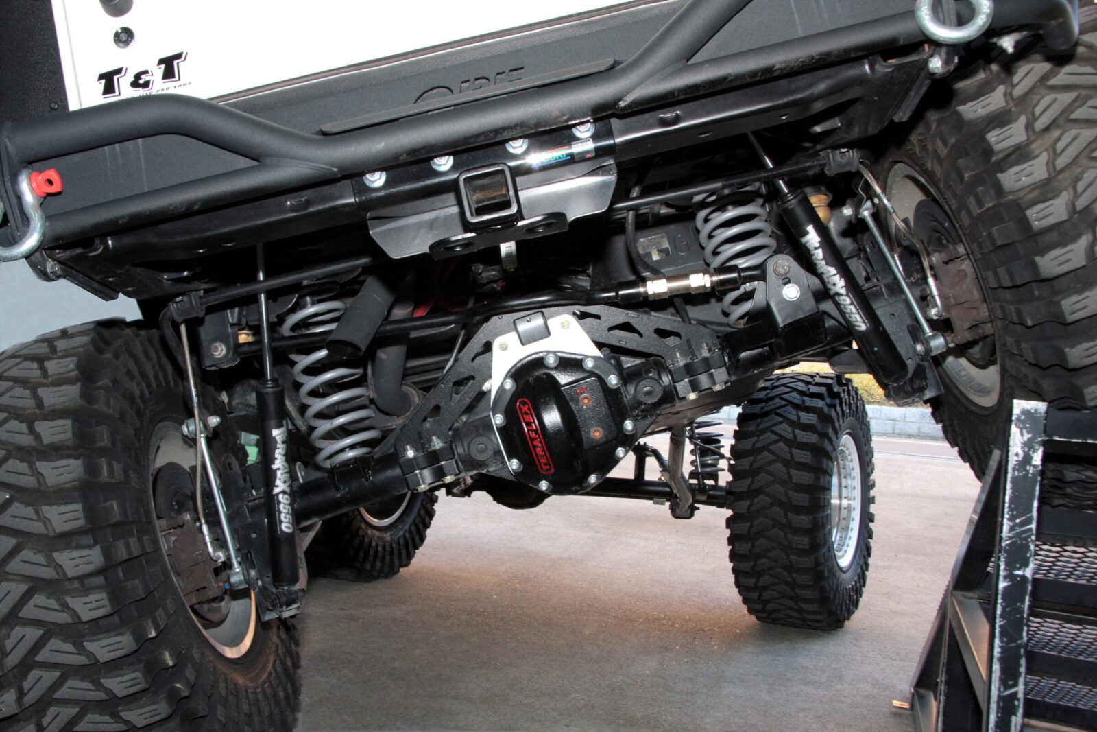 JK WRANGLER & TJ WRANGLER T&T 3リンク化されたリアサスペンション。リフトアップでズレたコイルのマウントを修正してバネレートを適正化している。