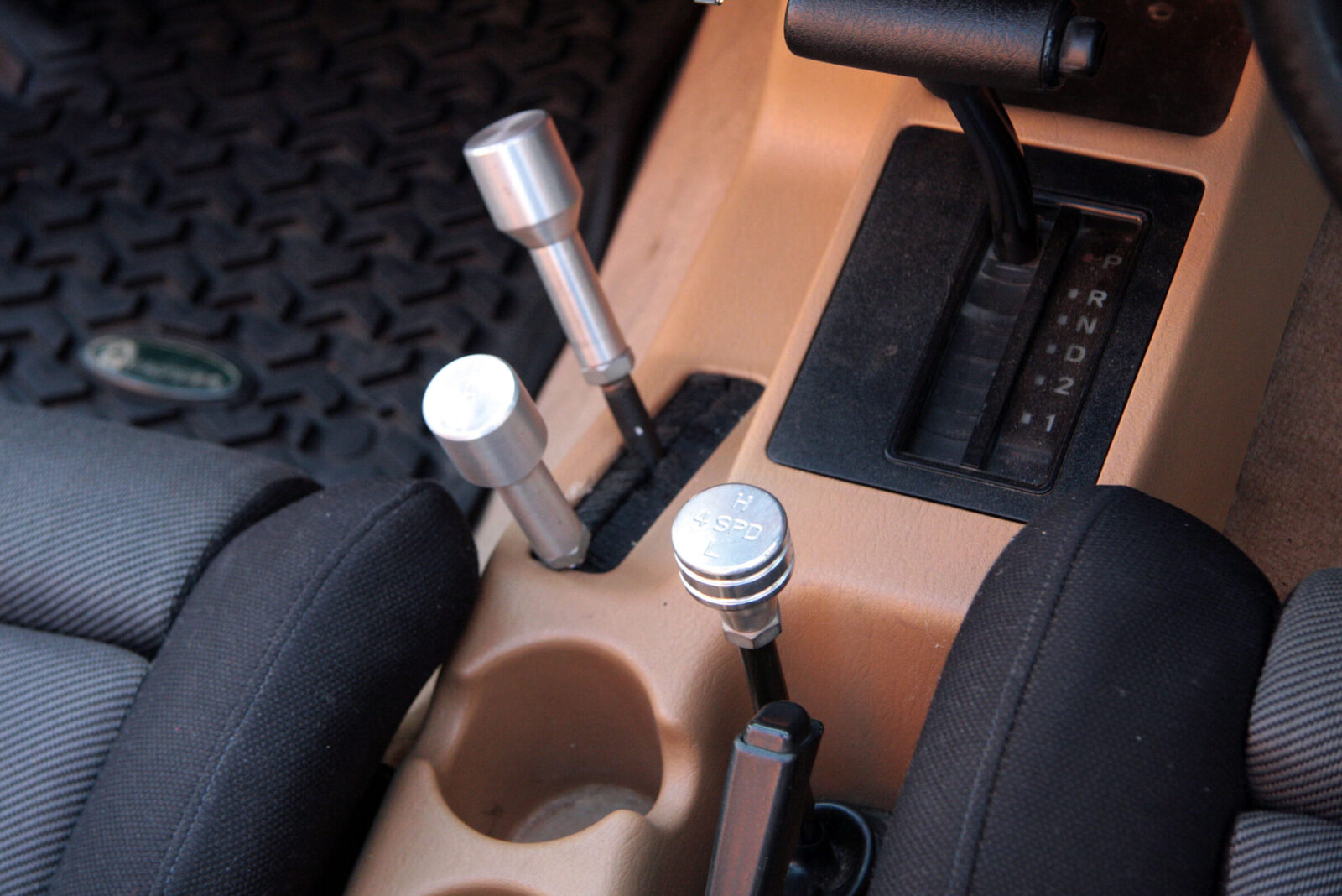 TJ WRANGLER T&T アトラス4スピードのセレクターレバーがフロアから伸びる。