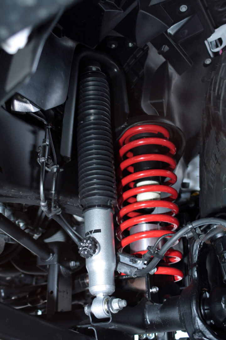 JK WRANGLER UNLIMITED TIGER AUTO 3インチアップコイルと減衰力調整ダイヤル付きタイガーオートのオリジナルショックを装着。