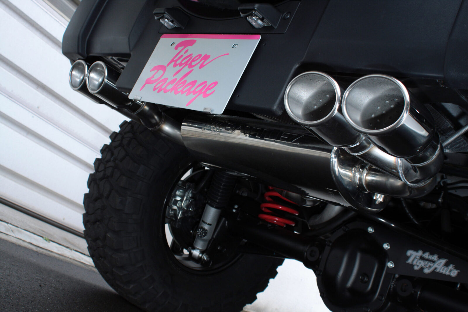 JK WRANGLER UNLIMITED TIGER AUTO JAOSとの共同開発となるマフラー。適度な低音が心地よい。