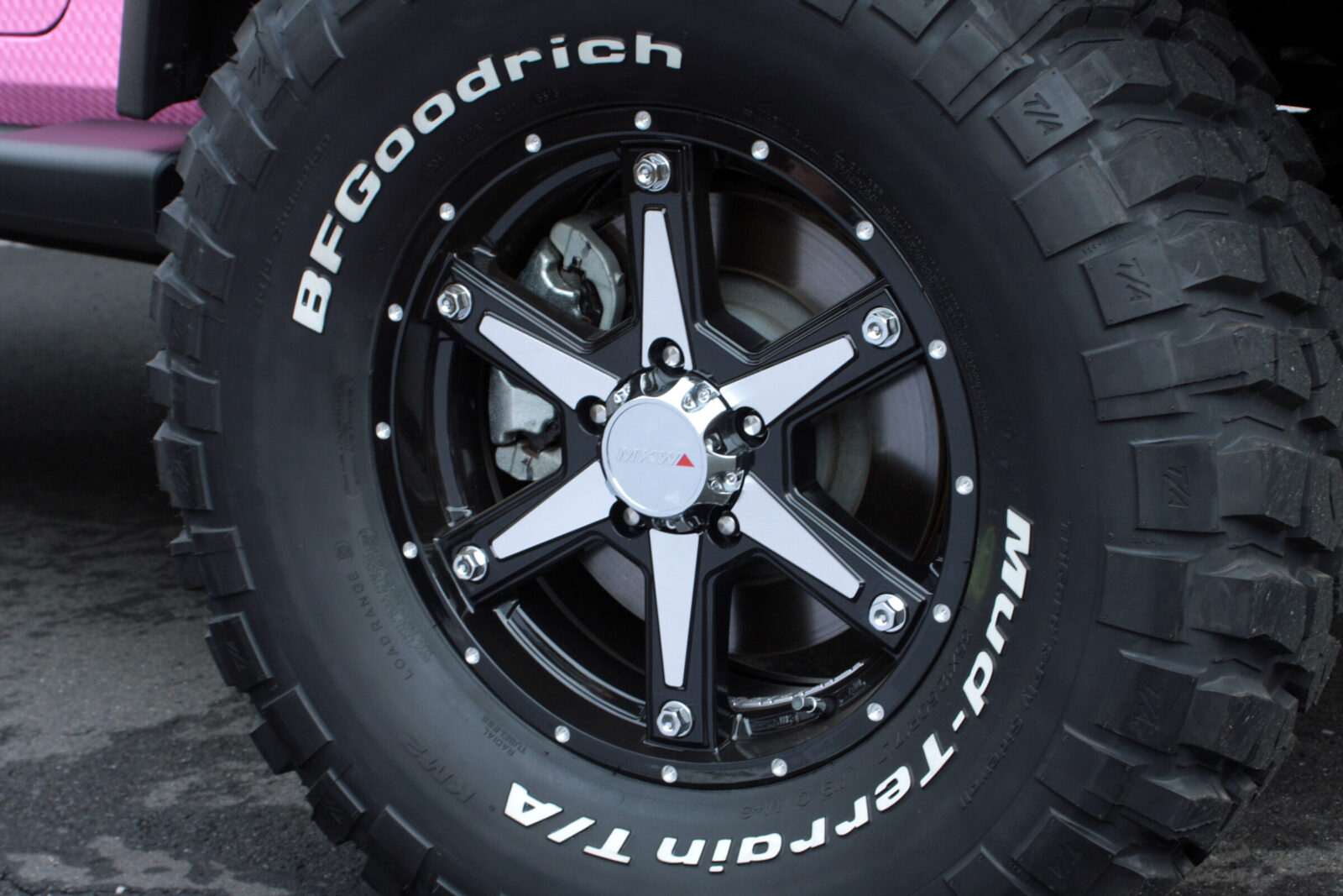 JK WRANGLER UNLIMITED TIGER AUTO ホイールはMKW MK-56。ドレッシーかつオフロードを意識したデザイン。