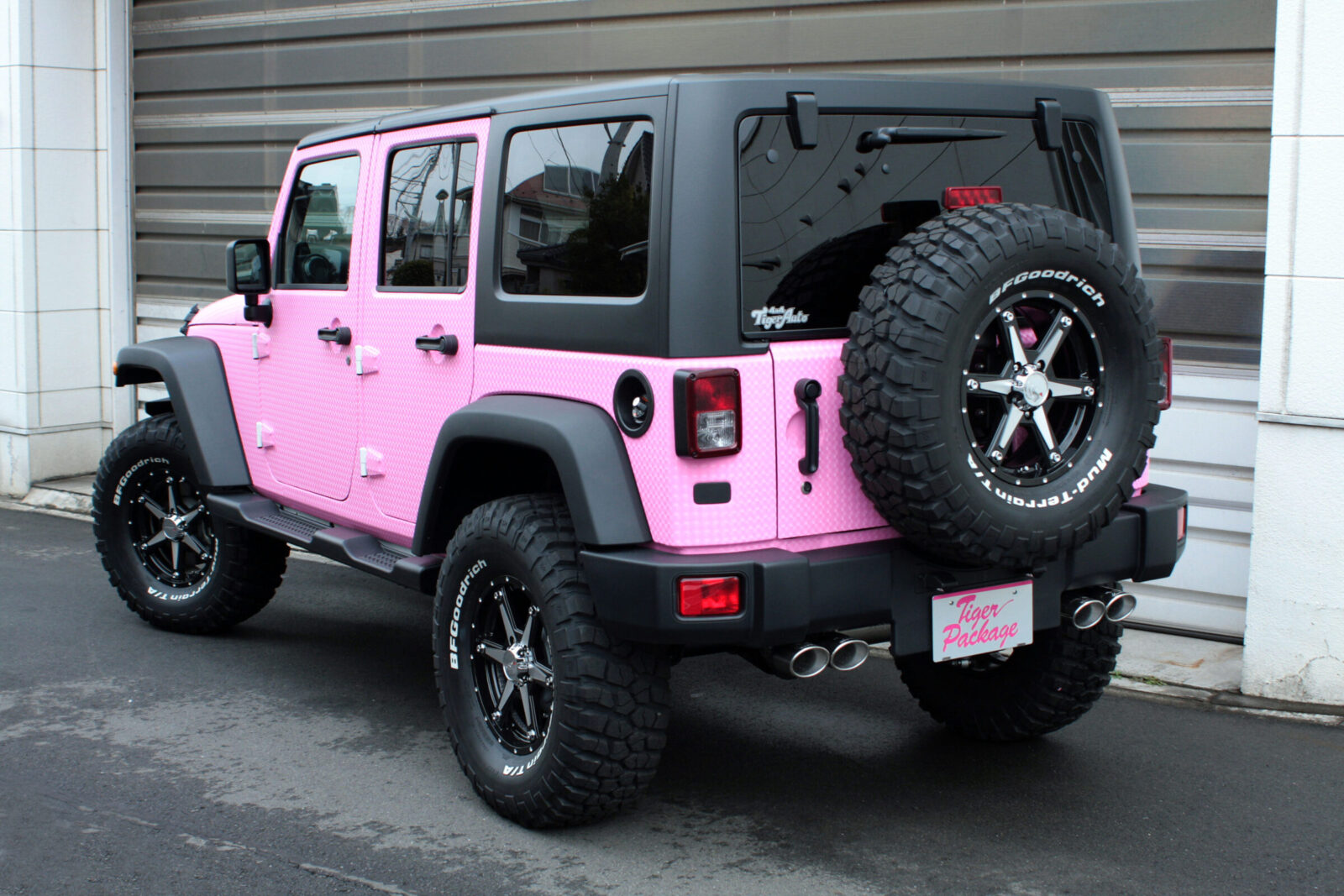 JK WRANGLER UNLIMITED TIGER AUTO バックスタイルもピンクの3Dラッピングで強烈なインパクト。