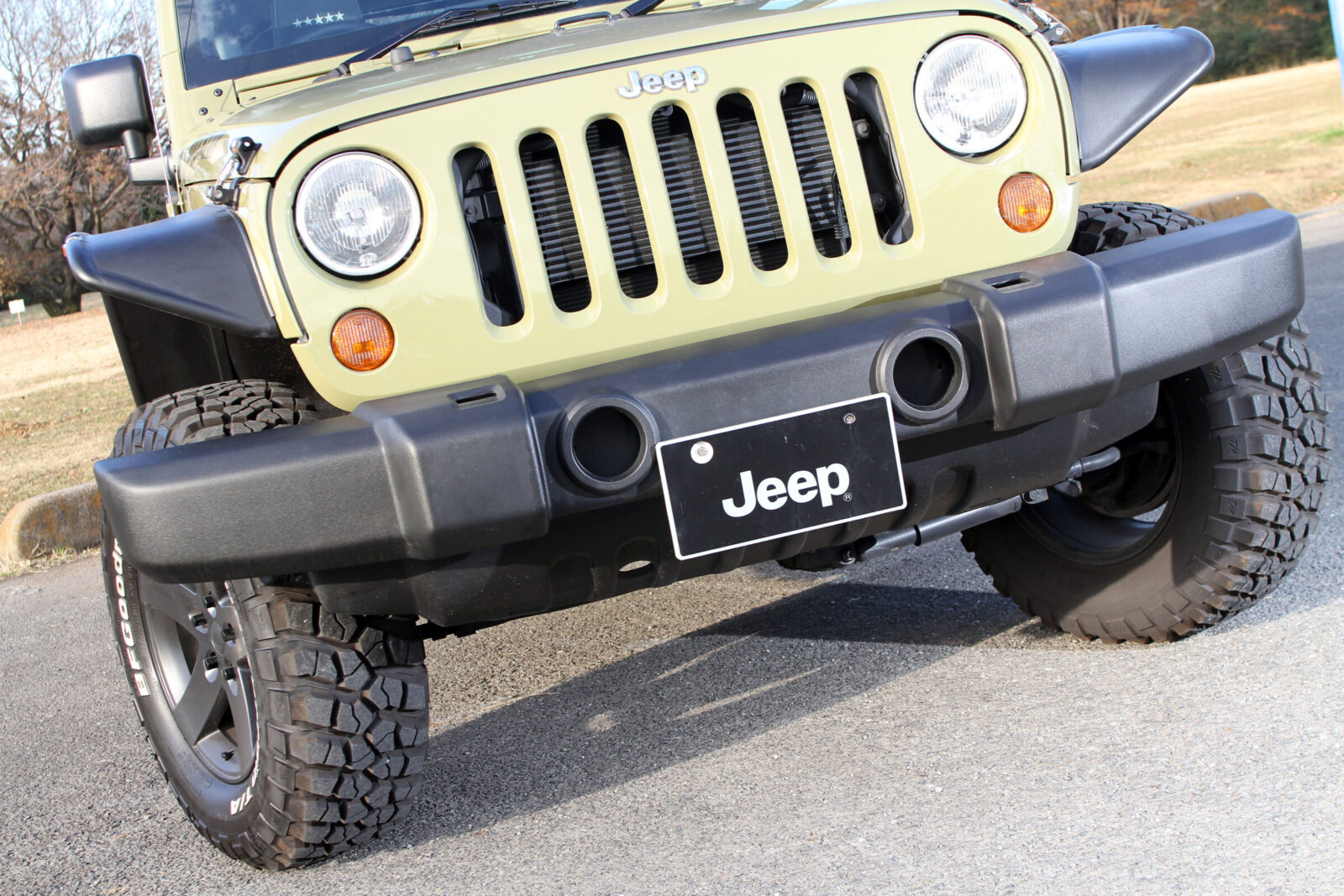 JK WRANGLER UNLIMITED SAHARA FIVE STAR TOTO DAIWA AUTOMOBILES フロントバンパーはUSバンパーに変更。写真では装着されていないがアルミニウムバンパートリムが装着される。