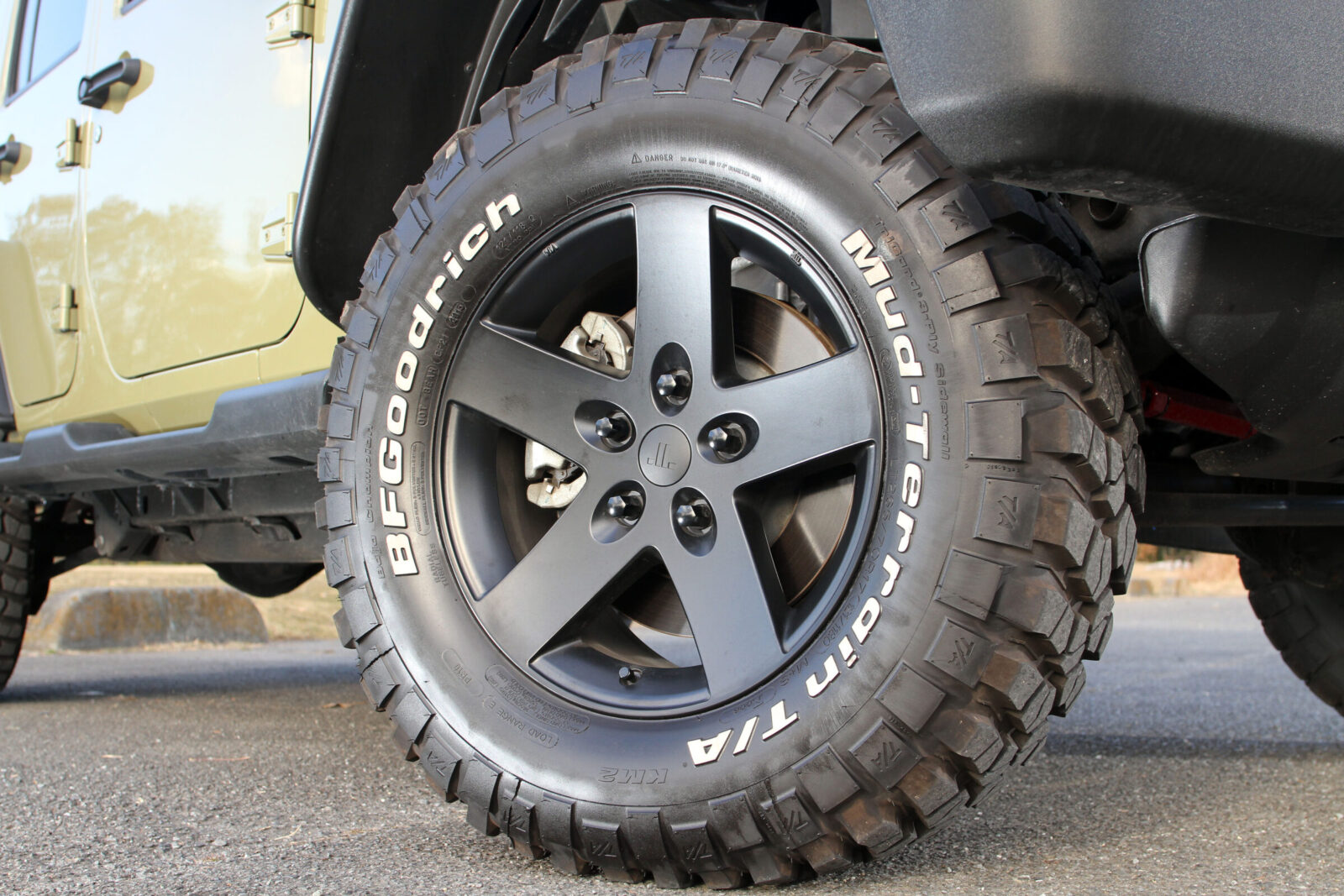 JK WRANGLER UNLIMITED SAHARA FIVE STAR TOTO DAIWA AUTOMOBILES シンプルでありながらも足もとに存在感を与えてくれる17インチ「トレイルランナー」を装着。