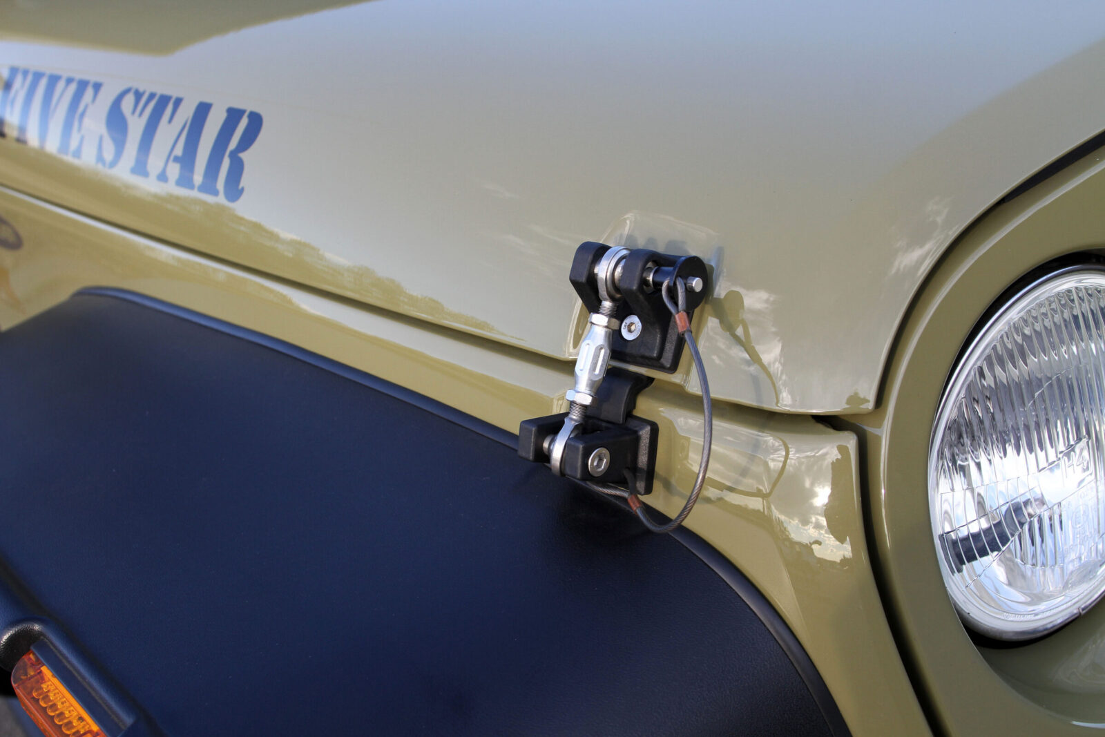 JK WRANGLER UNLIMITED SAHARA FIVE STAR TOTO DAIWA AUTOMOBILES ボンネットフードにはアルミニウムフードフックを装着し、ワイルドなイメージを強調。