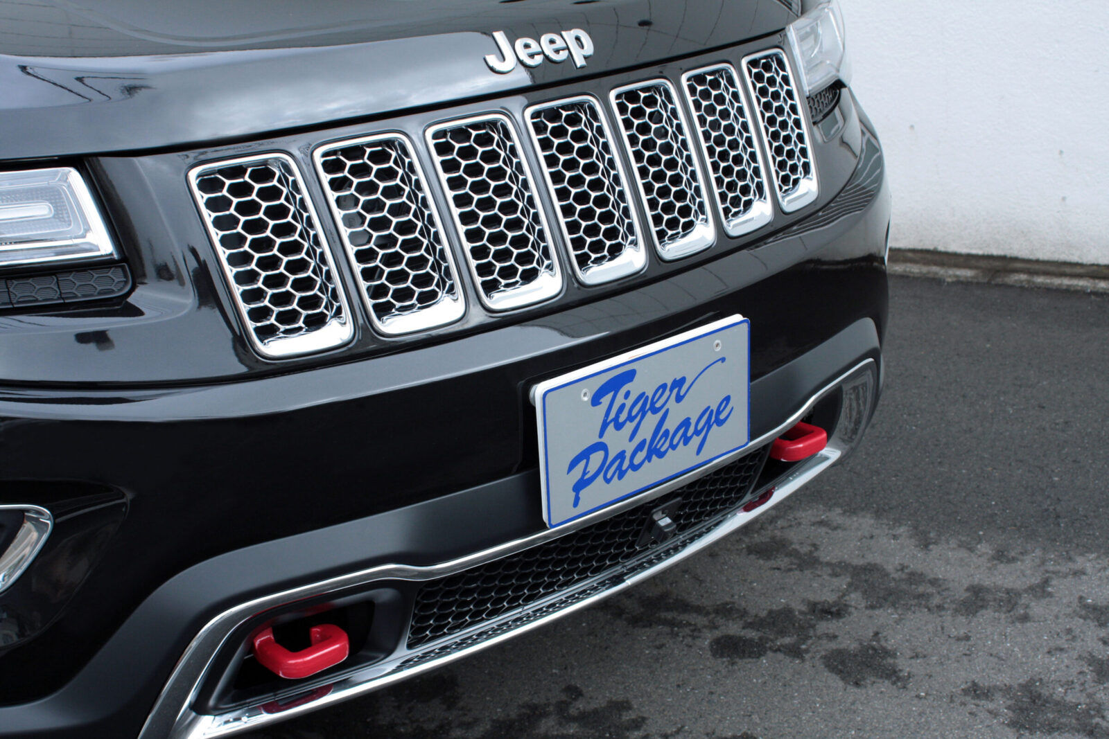 WK GRAND CHEROKEE TIGER AUTO フロントグリルにはメッキのインサートを装着してメリハリを演出。