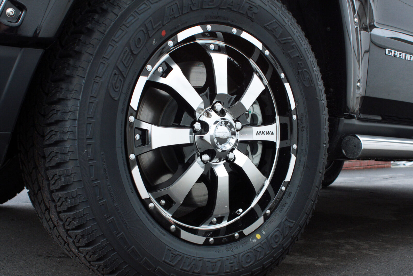 WK GRAND CHEROKEE TIGER AUTO ホイールはMKW MK-46。ツートンカラーが目を引きつける。