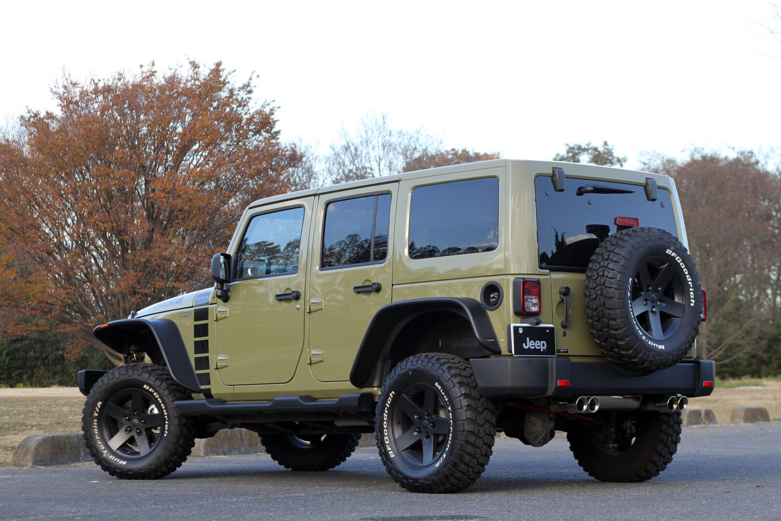 JK WRANGLER UNLIMITED SAHARA FIVE STAR TOTO DAIWA AUTOMOBILES ミスター・ノームスで仕上げられた洗練されたデザインに、さらにサスペンションなどでビーフドアップされたワンランク上のデザインに仕上がっている。