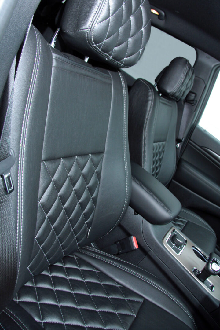 WK GRAND CHEROKEE TIGER AUTO ダイヤモンドステッチで心地よい座り心地と高級感のあるカバーを前後シートに装着。