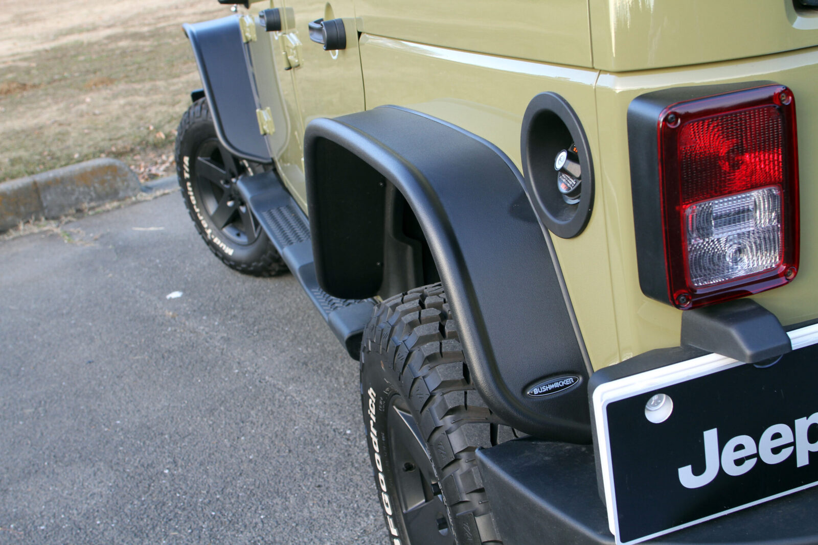 JK WRANGLER UNLIMITED SAHARA FIVE STAR TOTO DAIWA AUTOMOBILES ブッシュワーカー・フラットフェンダーを装着。ノーマルにはないワイルドな雰囲気を強調している。
