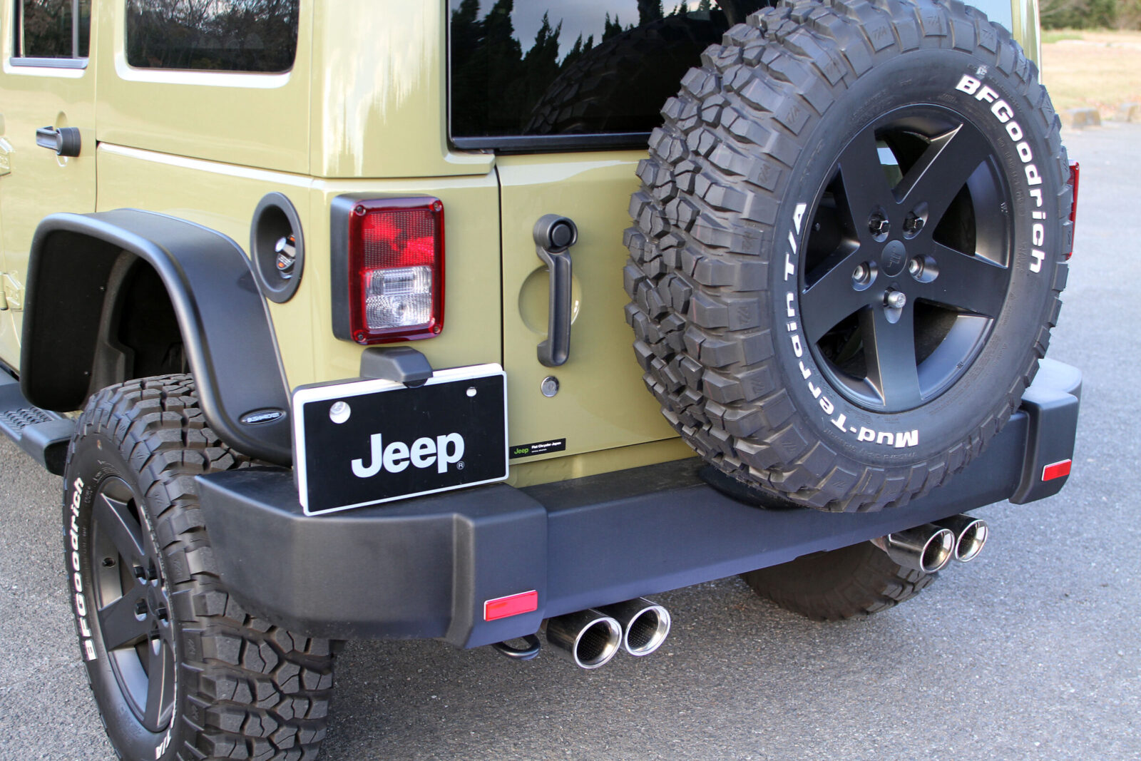 JK WRANGLER UNLIMITED SAHARA FIVE STAR TOTO DAIWA AUTOMOBILES リアスタイルはUS仕様バンパー&ライセンスブラケットを装着。