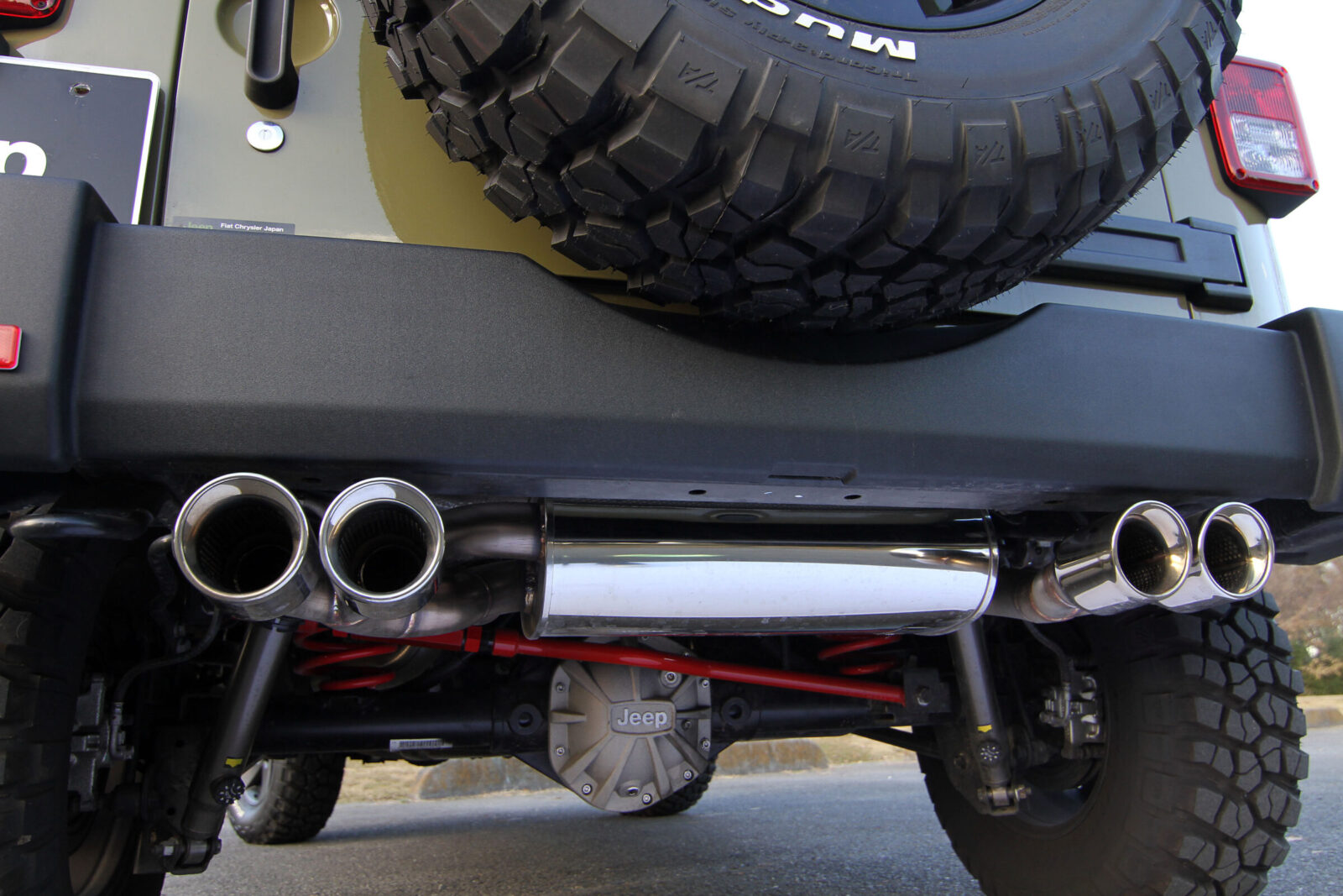 JK WRANGLER UNLIMITED SAHARA FIVE STAR TOTO DAIWA AUTOMOBILES マフラーはG-スタイルステンレスデュアルマフラーを装着し、リアビューにアクセントを与えている。