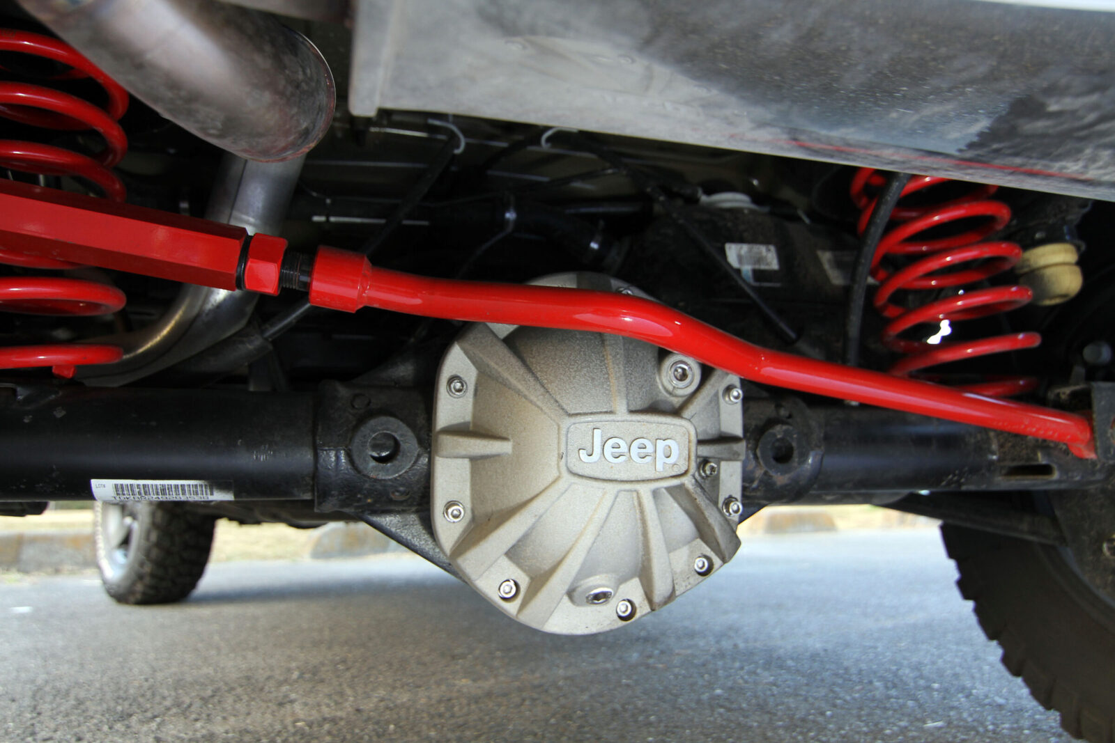 JK WRANGLER UNLIMITED SAHARA FIVE STAR TOTO DAIWA AUTOMOBILES 前後デフカバーはJeepロゴ入り。アルミニウムデファレンシャルカバーをインストールし、下回りにもアクセントを与えている。