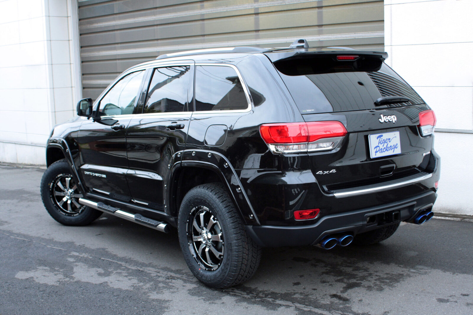 WK GRAND CHEROKEE TIGER AUTO リフトアップとオーバーフェンダーの印象でマッシブなスタイルを得た。