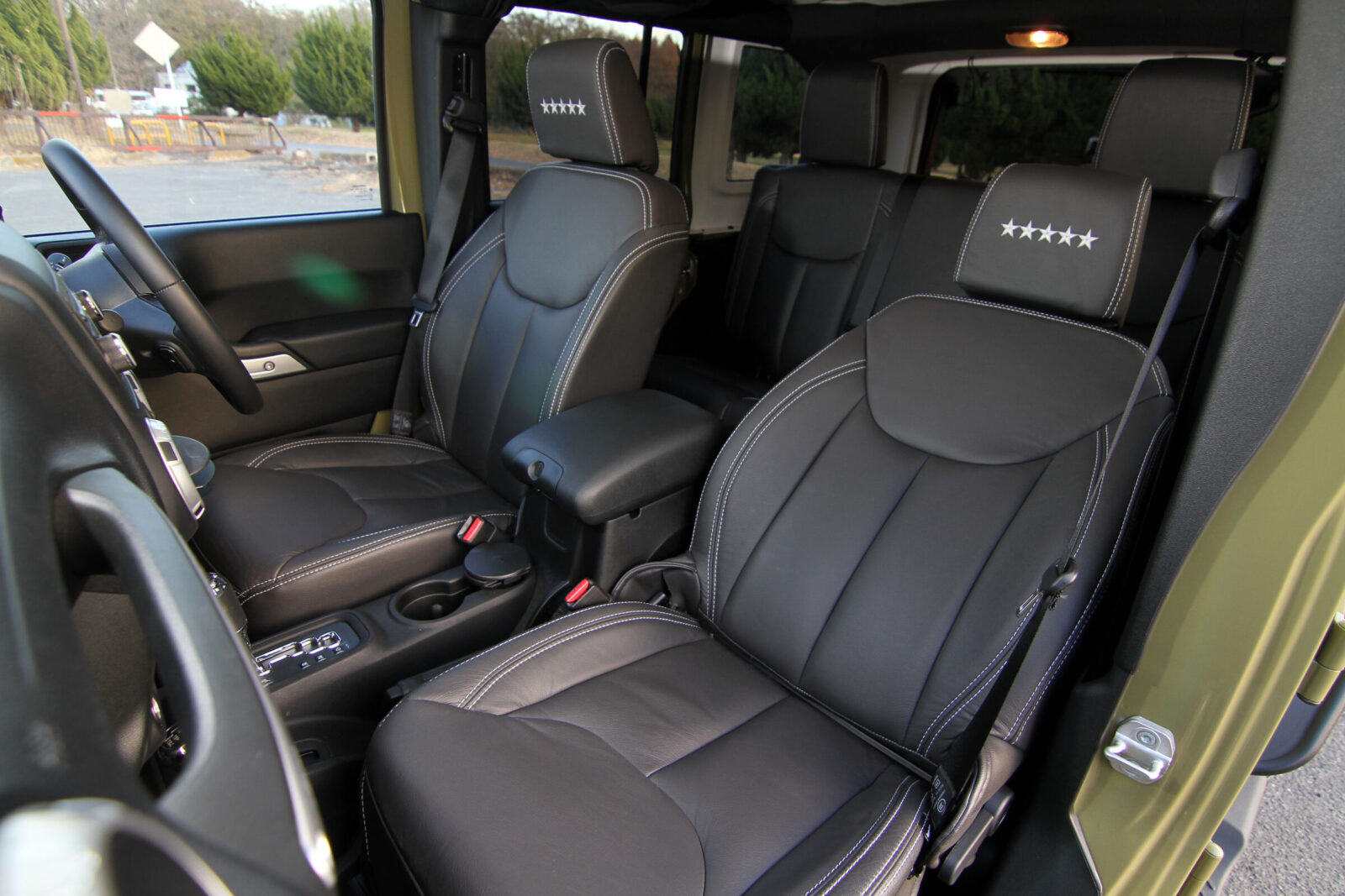 JK WRANGLER UNLIMITED SAHARA FIVE STAR TOTO DAIWA AUTOMOBILES 5スターロゴ刺繍入りkatzkin社製レザーシート&ヘッドレストカバーを装着。