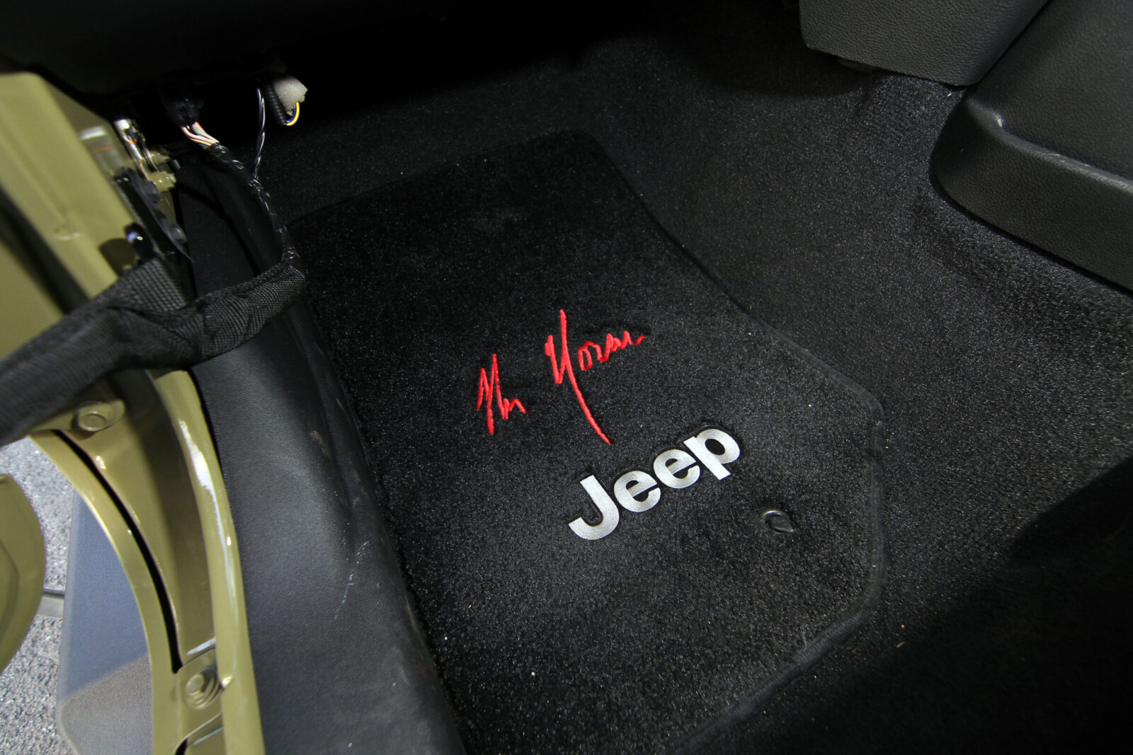 JK WRANGLER UNLIMITED SAHARA FIVE STAR TOTO DAIWA AUTOMOBILES ミスター・ノームサイン&Jeepロゴ入りロイド社製マットを装備する。