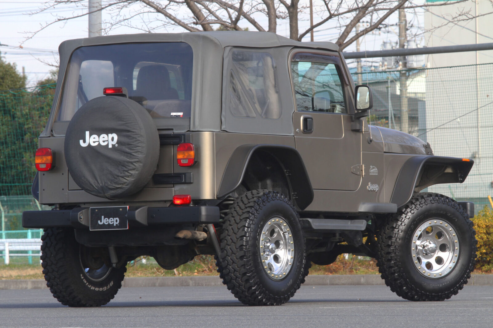 TJ WRANGLER BOOO BOO WORKS ハードトップからソフトトップへ仕様変更し、TJラングラーの魅力のひとつ、フルオープンが楽しめる。