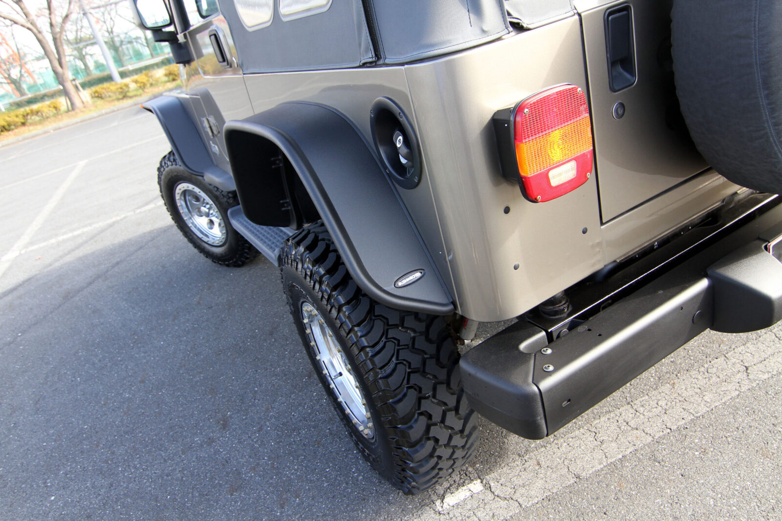 TJ WRANGLER BOOO BOO WORKS シンプルなデザインが魅力的なブッシュワーカー・フラットフェンダーを装着。