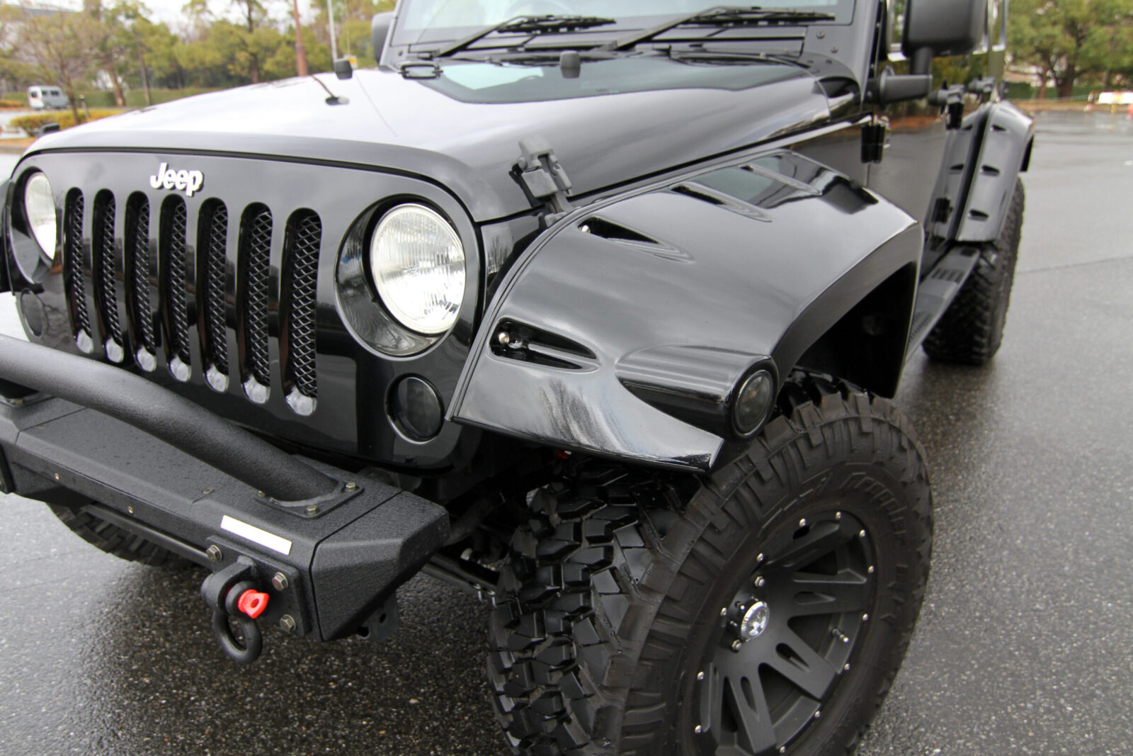 JK WRANGLER UNLIMITED LOW GEAR ボディ同色のマッチペイントを施したブッシュワーカー・ポケットスタイルオーバーフェンダー。