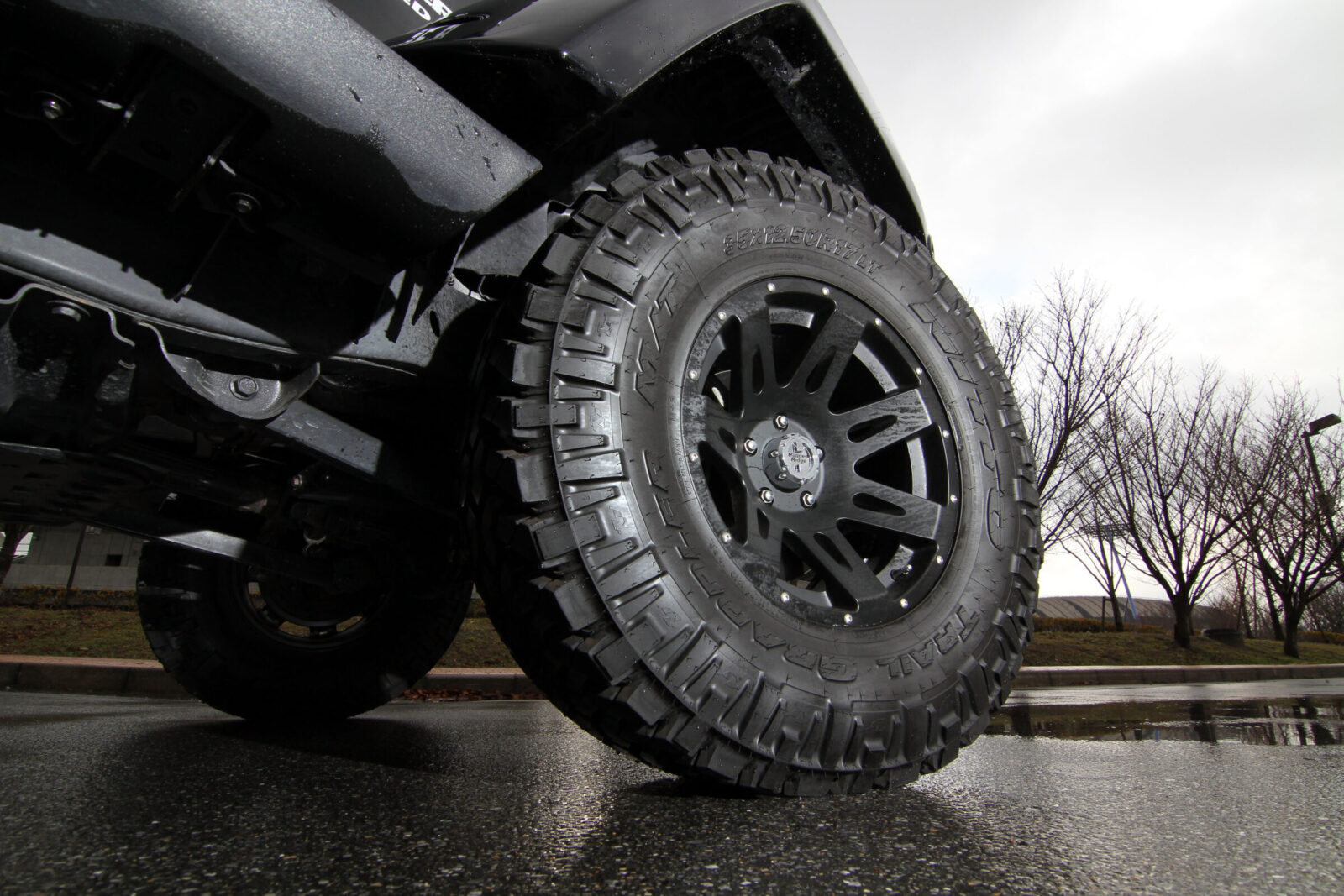 JK WRANGLER UNLIMITED LOW GEAR 足もとは35インチのニットー・トレイルグラップラーにラギッドリッチ・アルミホイールをインストール。