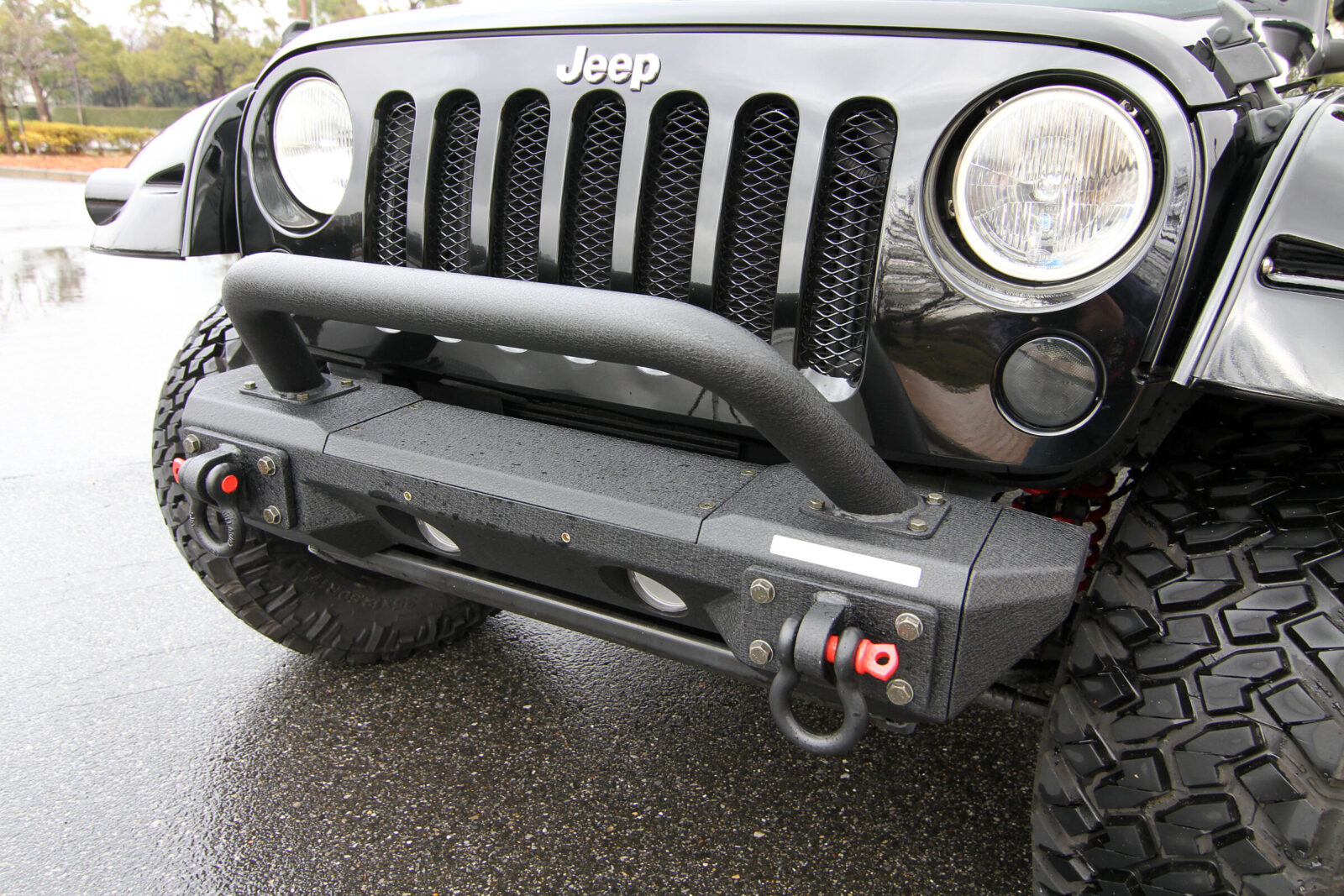 JK WRANGLER UNLIMITED LOW GEAR フロントはラギッドリッチ・オールテレーンスチールバンパー&メッシュグリルインサートを装着。