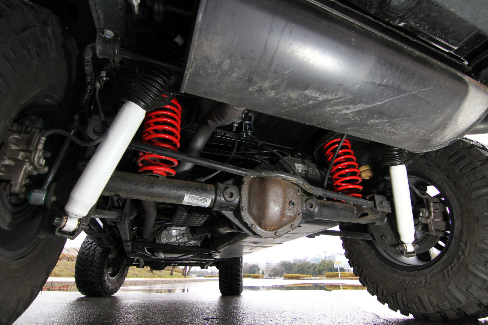 JK WRANGLER UNLIMITED LOW GEAR サスペンションはリンエイ・3インチアップコイル&プロコンプショック、デュアルステアリングダンパーを装着。